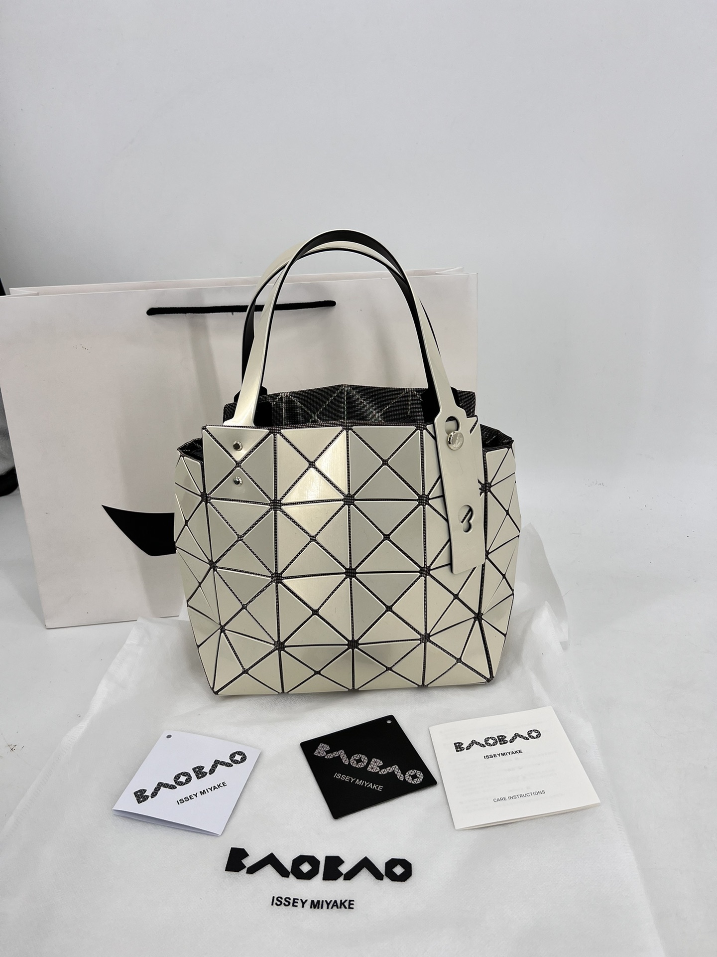 Issey Miyake ～三宅一生 9月新款钻石方盒包大小号 新系列CARAT让人想起宝石的雕刻切割