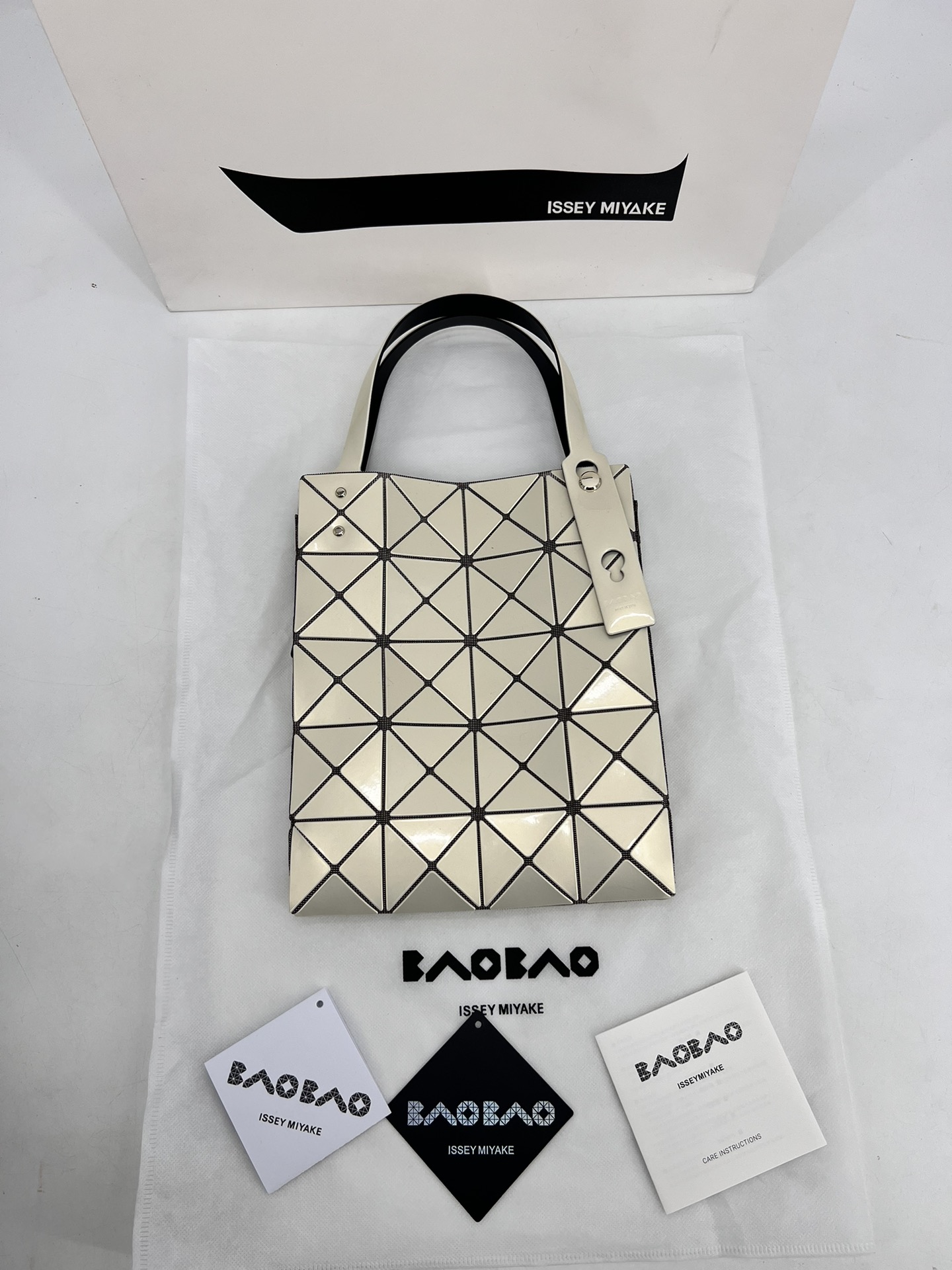 Issey Miyake ～三宅一生 9月新款钻石方盒包大小号 新系列CARAT让人想起宝石的雕刻切割