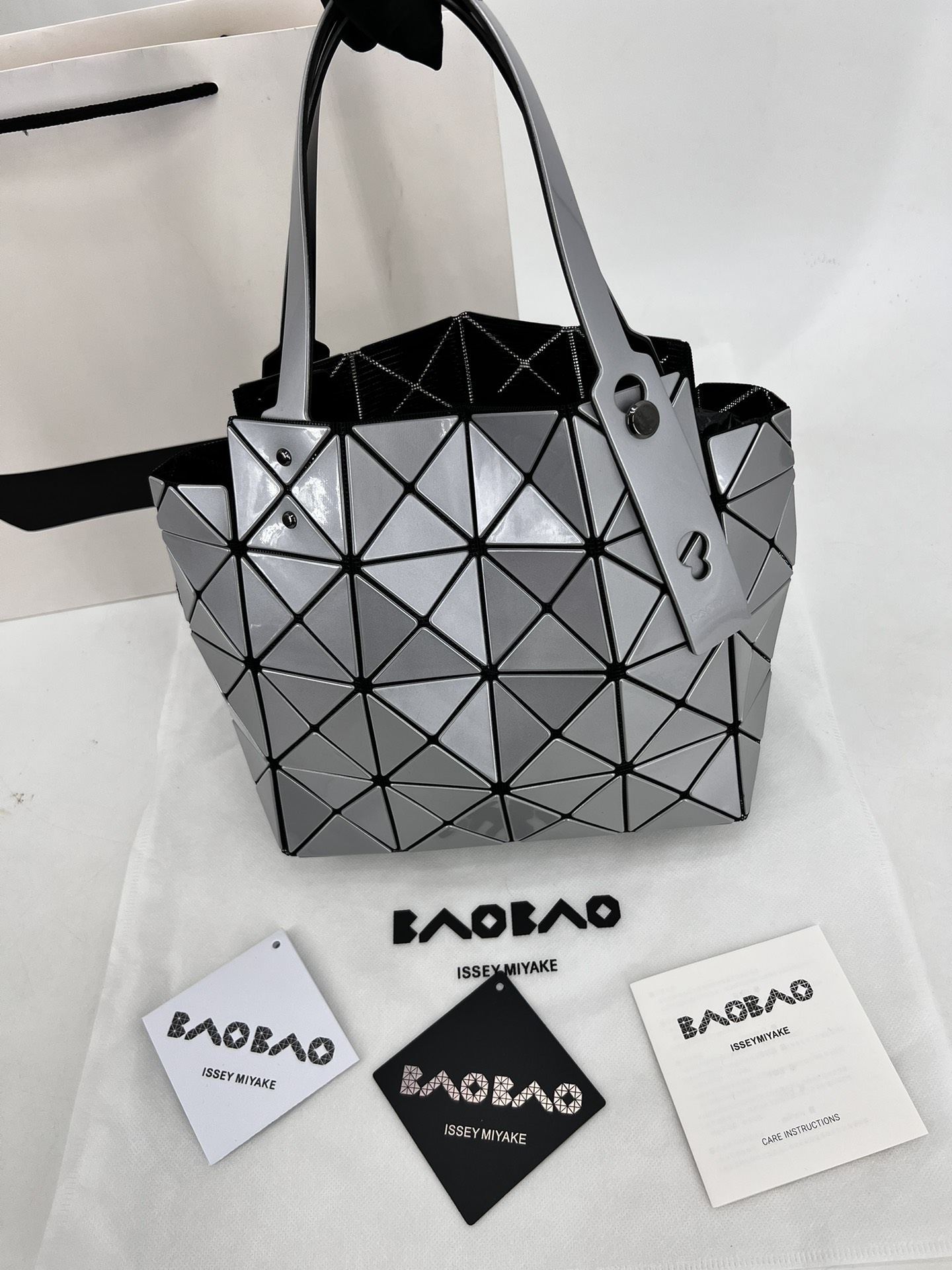 Issey Miyake ～三宅一生 9月新款钻石方盒包大小号 新系列CARAT让人想起宝石的雕刻切割