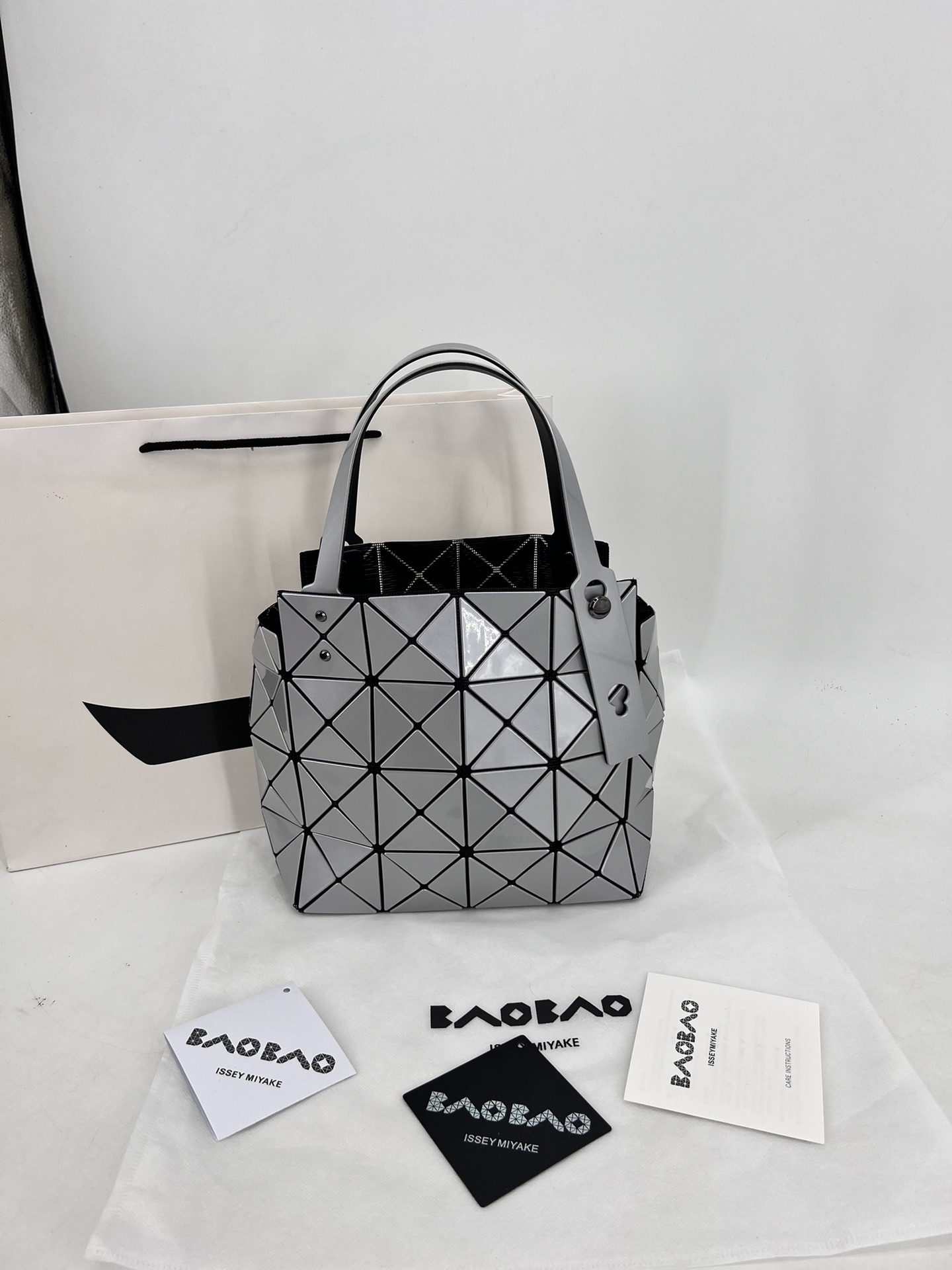Issey Miyake ～三宅一生 9月新款钻石方盒包大小号 新系列CARAT让人想起宝石的雕刻切割