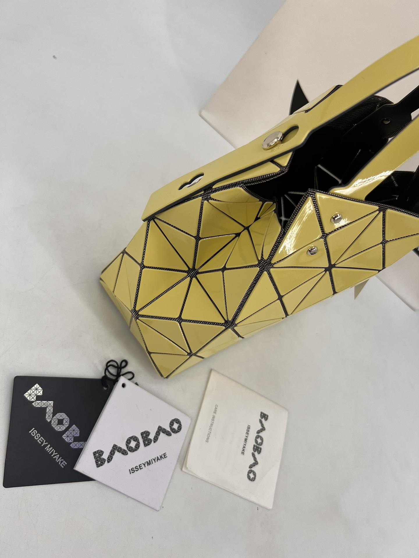 Issey Miyake ～三宅一生 9月新款钻石方盒包大小号 新系列CARAT让人想起宝石的雕刻切割