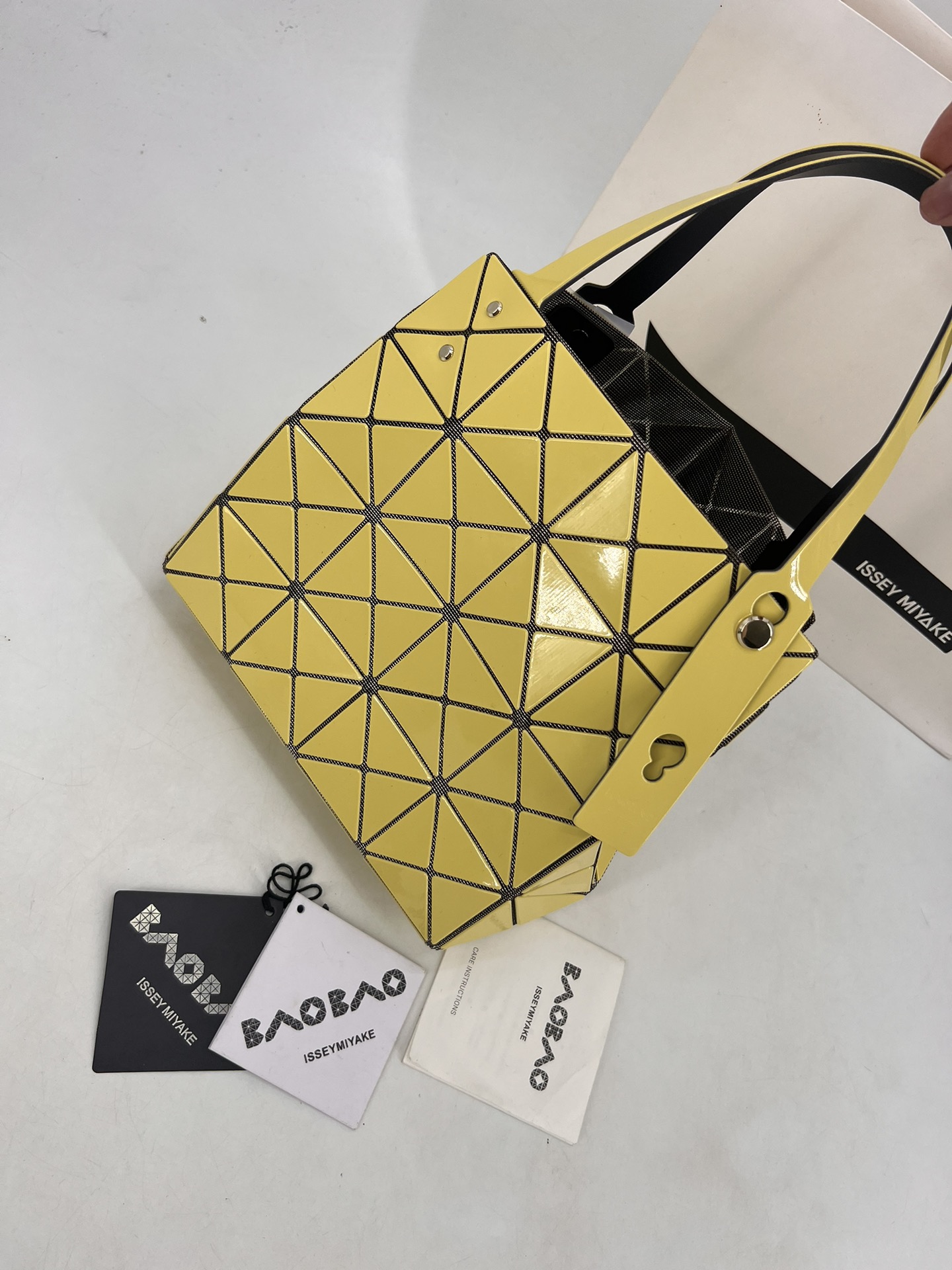 Issey Miyake ～三宅一生 9月新款钻石方盒包大小号 新系列CARAT让人想起宝石的雕刻切割