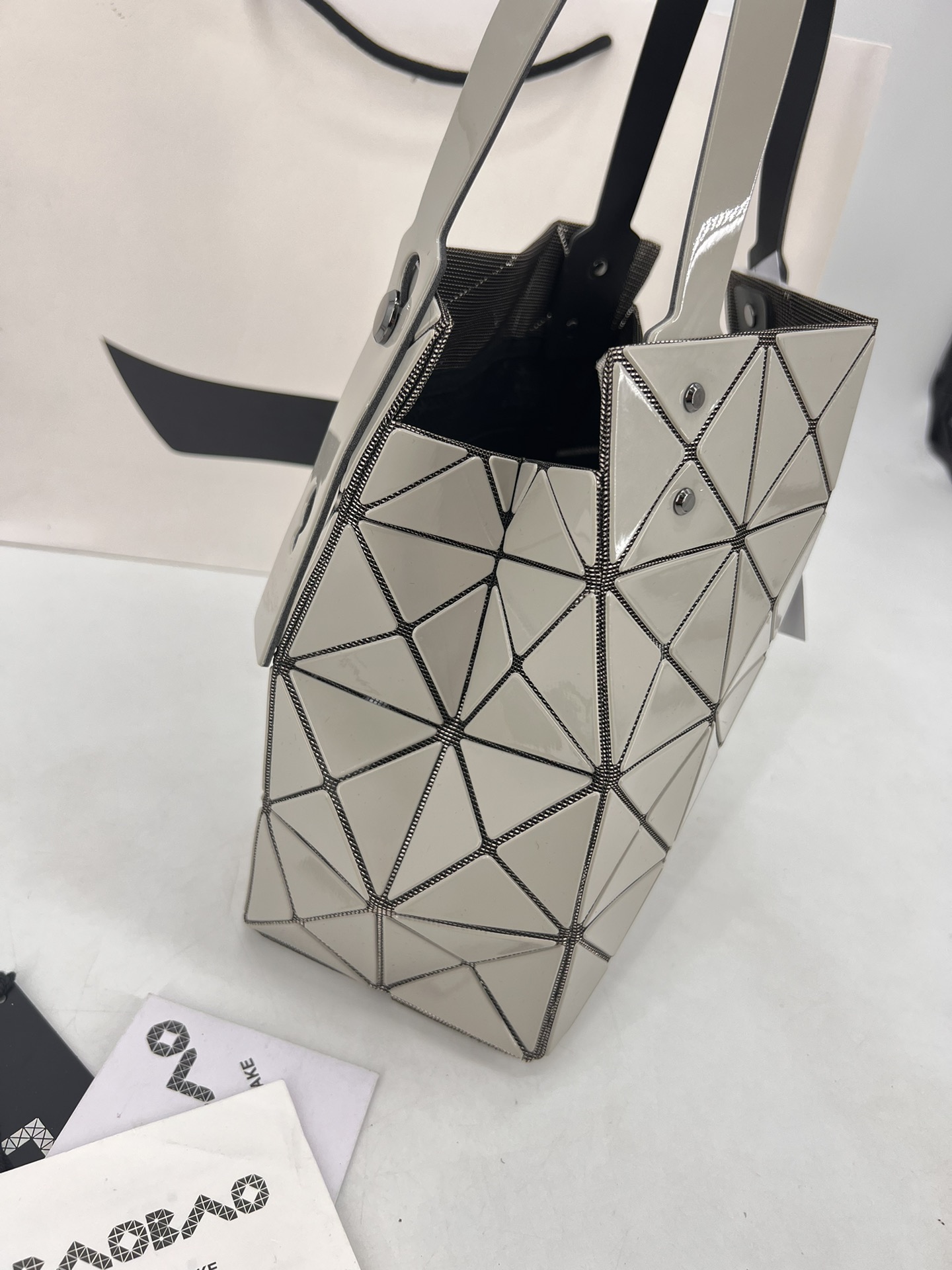 Issey Miyake ～三宅一生 9月新款钻石方盒包大小号 新系列CARAT让人想起宝石的雕刻切割