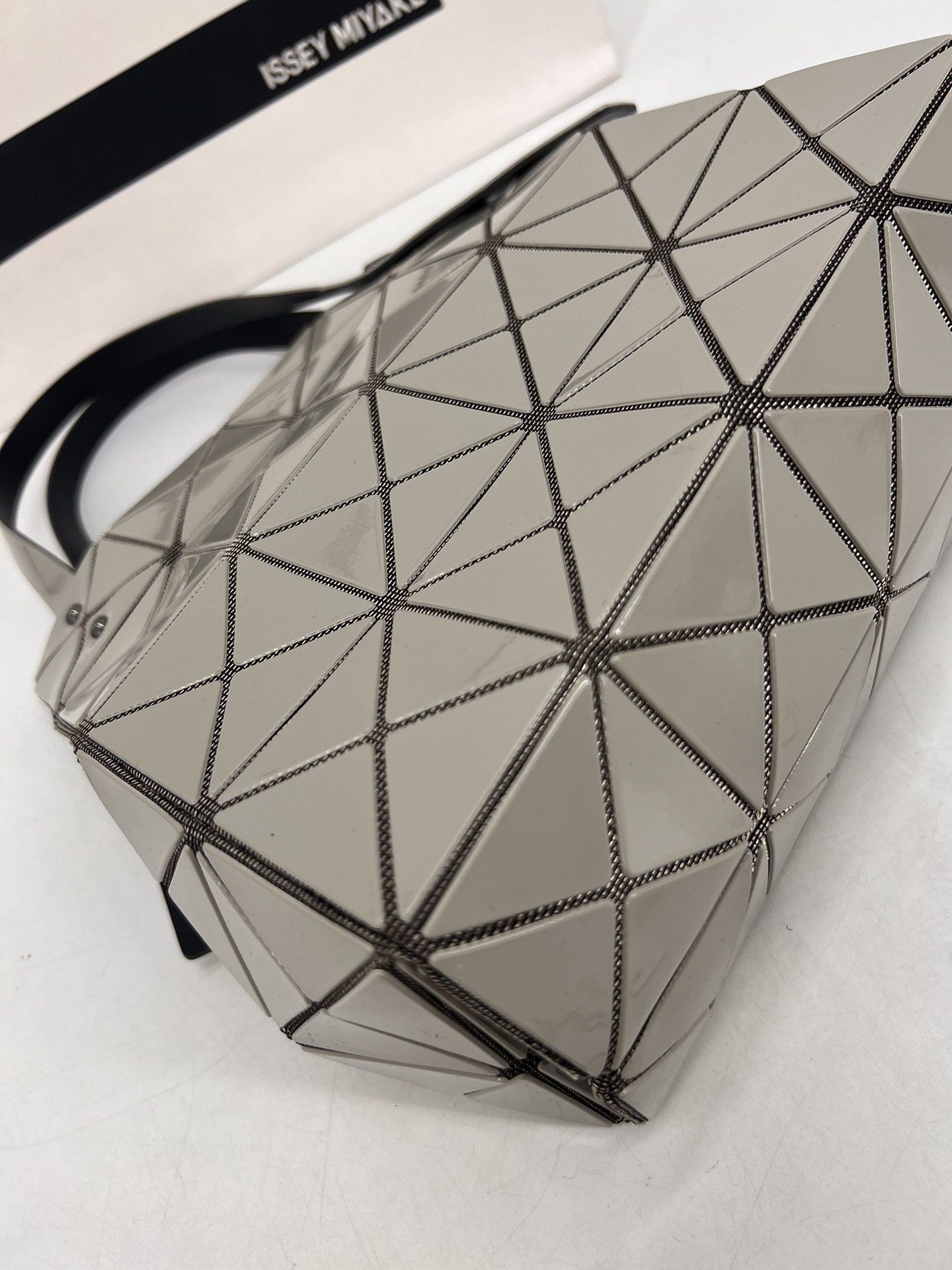 Issey Miyake ～三宅一生 9月新款钻石方盒包大小号 新系列CARAT让人想起宝石的雕刻切割