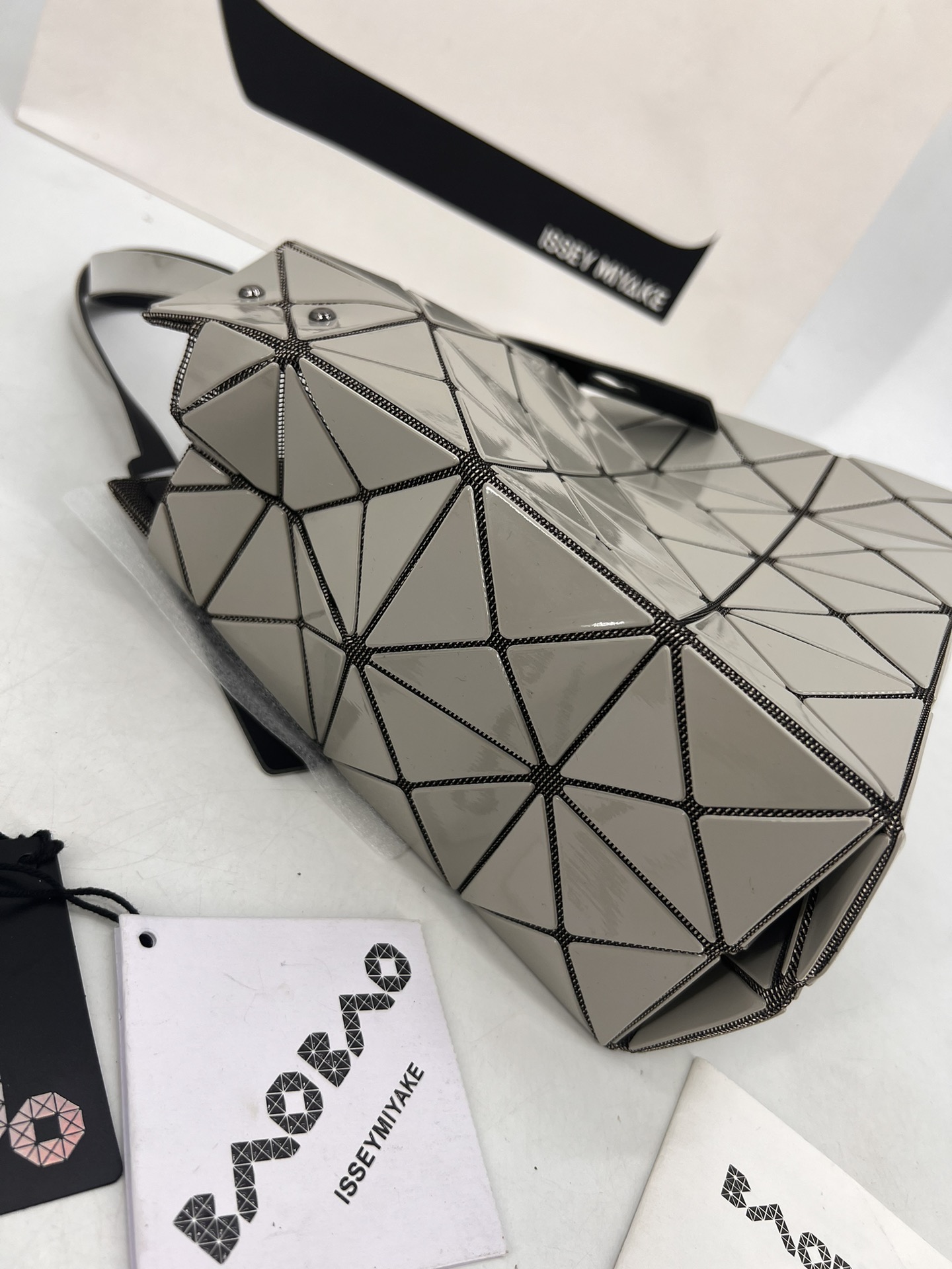 Issey Miyake ～三宅一生 9月新款钻石方盒包大小号 新系列CARAT让人想起宝石的雕刻切割