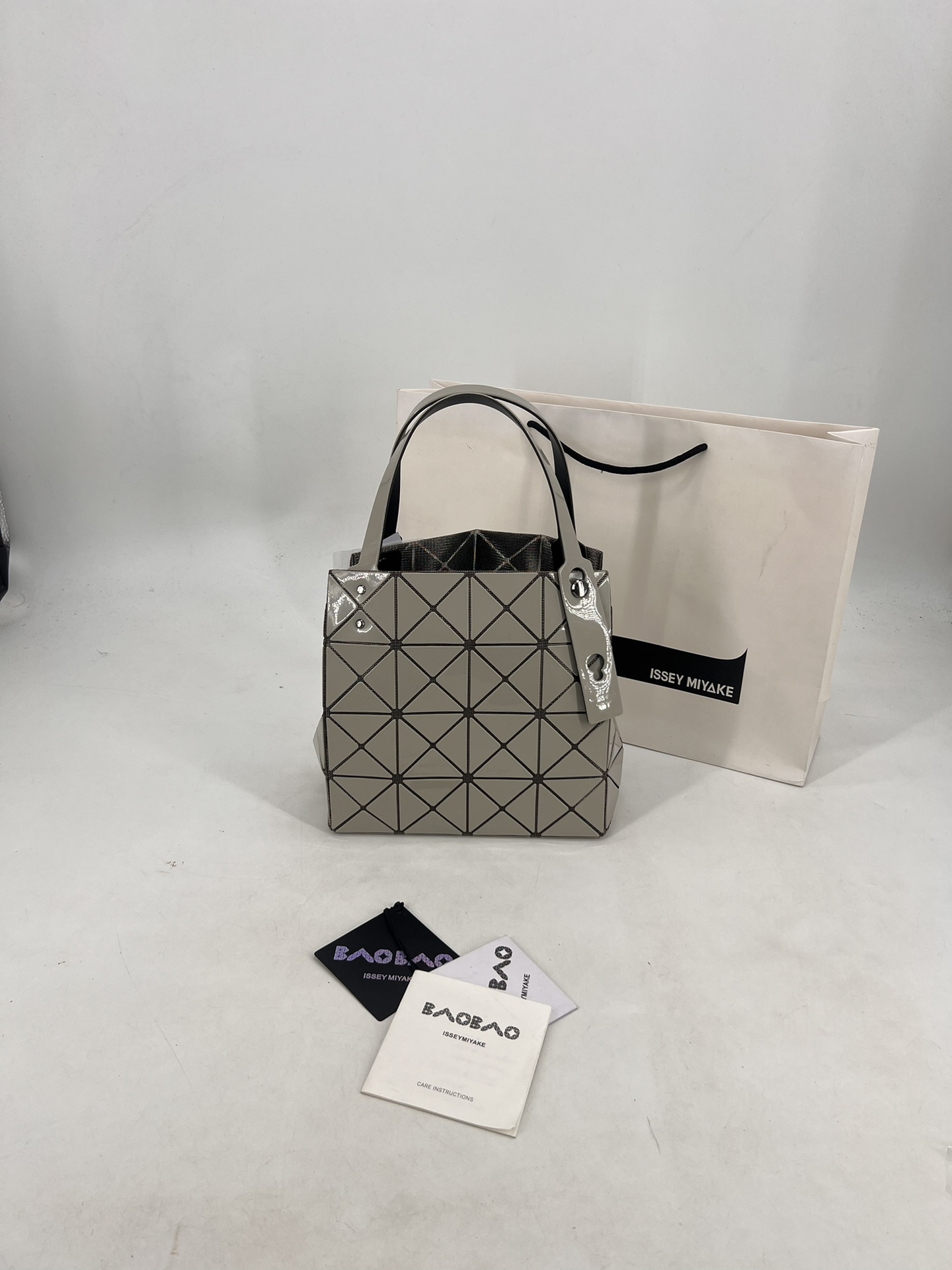 Issey Miyake ～三宅一生 9月新款钻石方盒包大小号 新系列CARAT让人想起宝石的雕刻切割