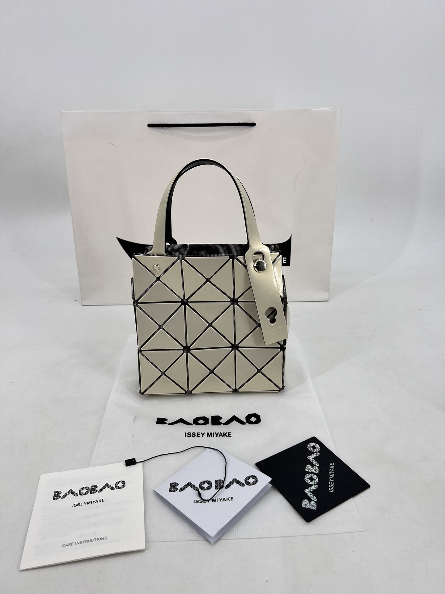Issey Miyake ～三宅一生 9月新款钻石方盒包大小号 新系列CARAT让人想起宝石的雕刻切割