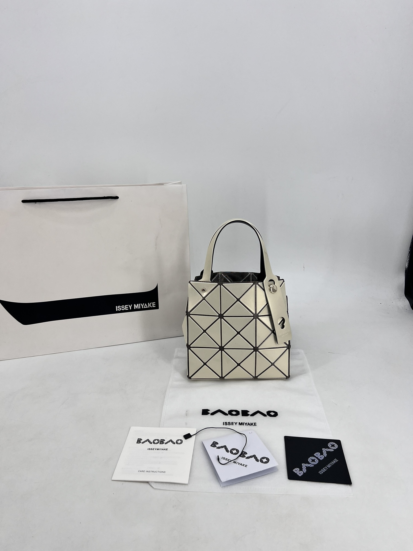 Issey Miyake ～三宅一生 9月新款钻石方盒包大小号 新系列CARAT让人想起宝石的雕刻切割