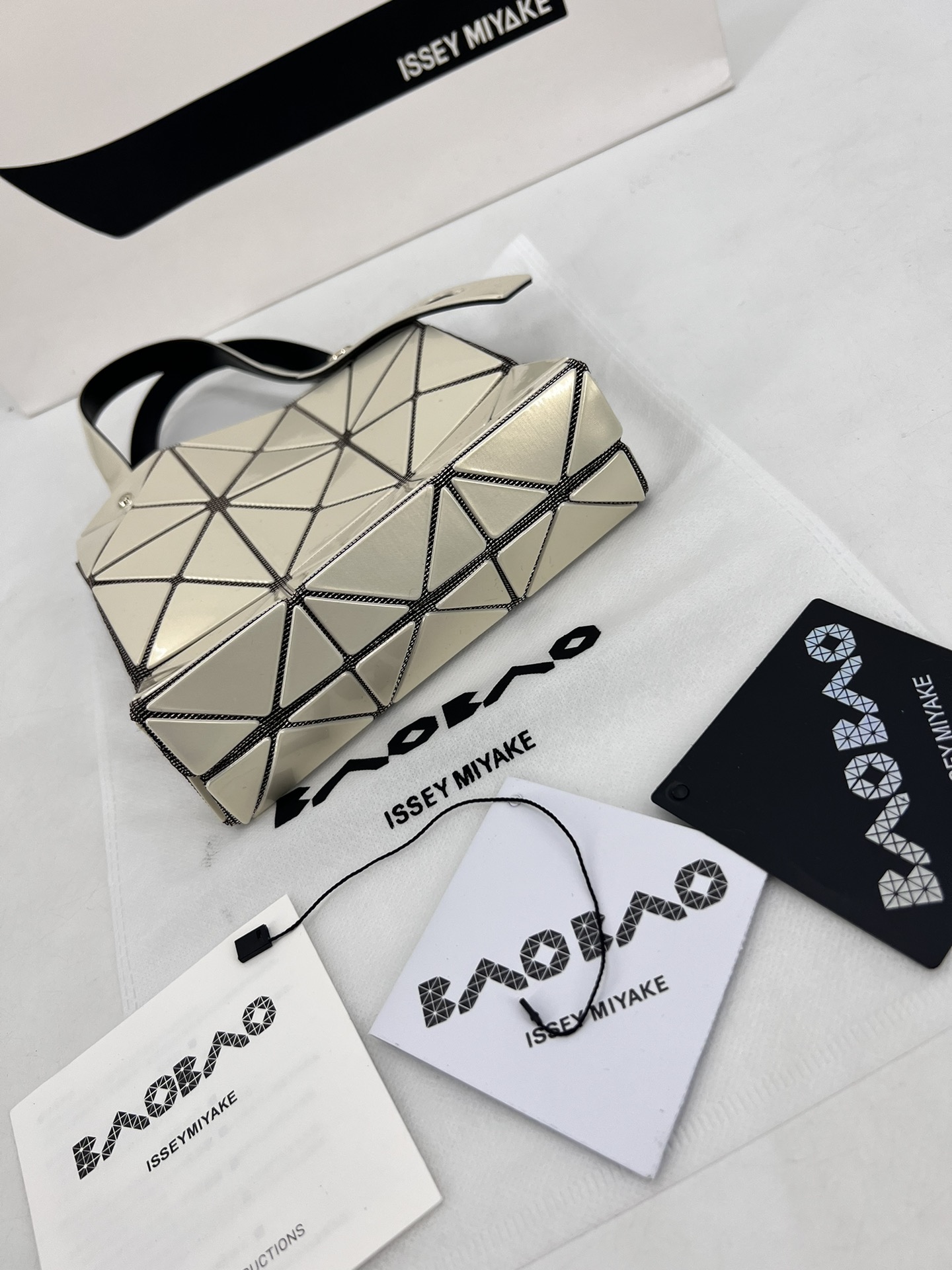 Issey Miyake ～三宅一生 9月新款钻石方盒包大小号 新系列CARAT让人想起宝石的雕刻切割