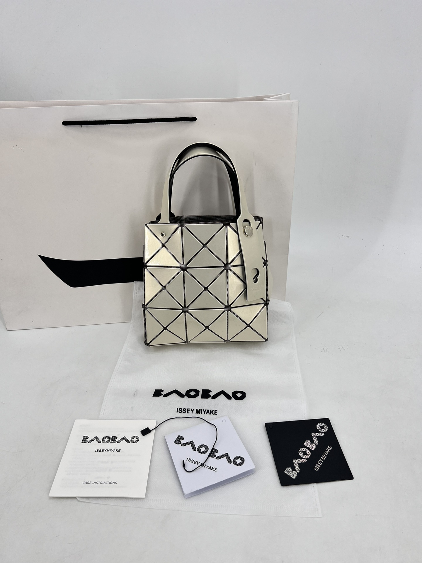 Issey Miyake ～三宅一生 9月新款钻石方盒包大小号 新系列CARAT让人想起宝石的雕刻切割
