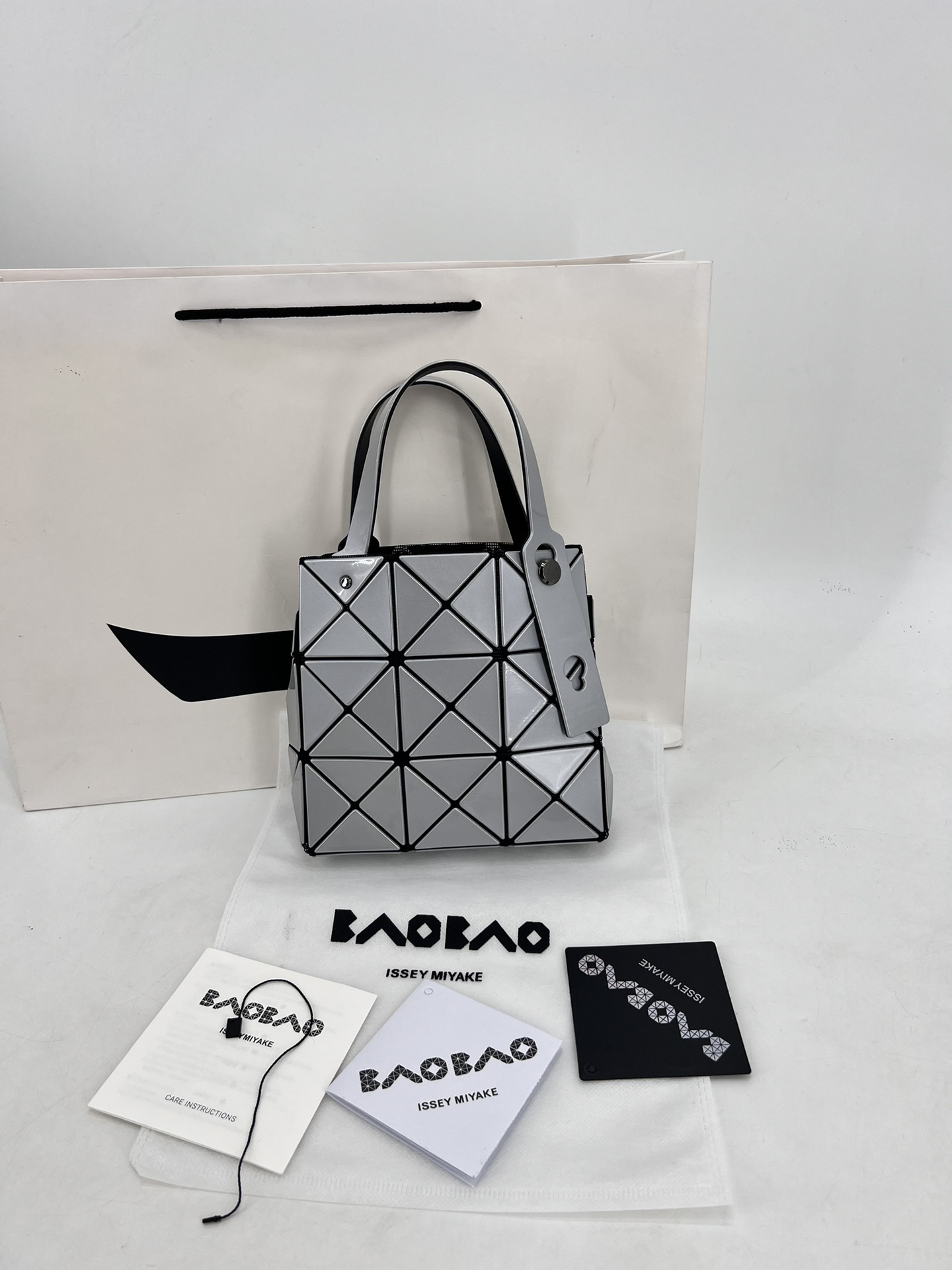 Issey Miyake ～三宅一生 9月新款钻石方盒包大小号 新系列CARAT让人想起宝石的雕刻切割