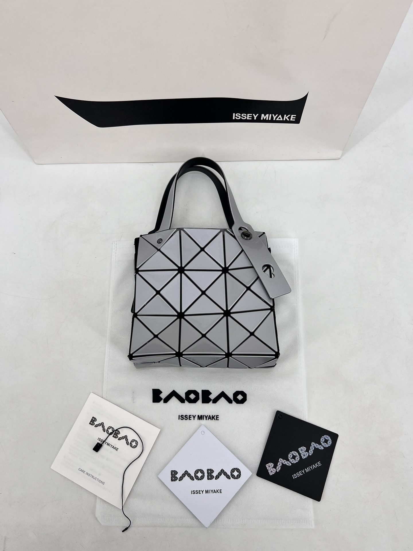 Issey Miyake ～三宅一生 9月新款钻石方盒包大小号 新系列CARAT让人想起宝石的雕刻切割