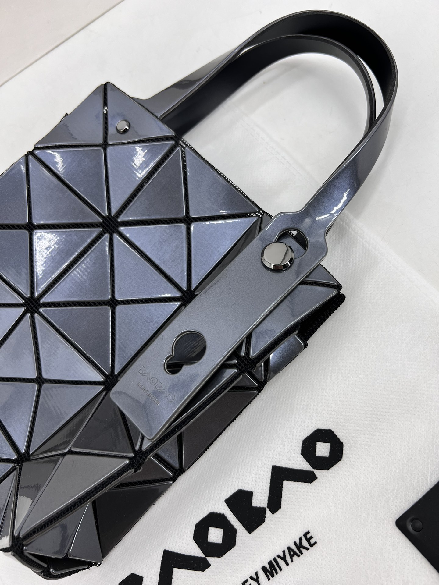 Issey Miyake ～三宅一生 9月新款钻石方盒包大小号 新系列CARAT让人想起宝石的雕刻切割