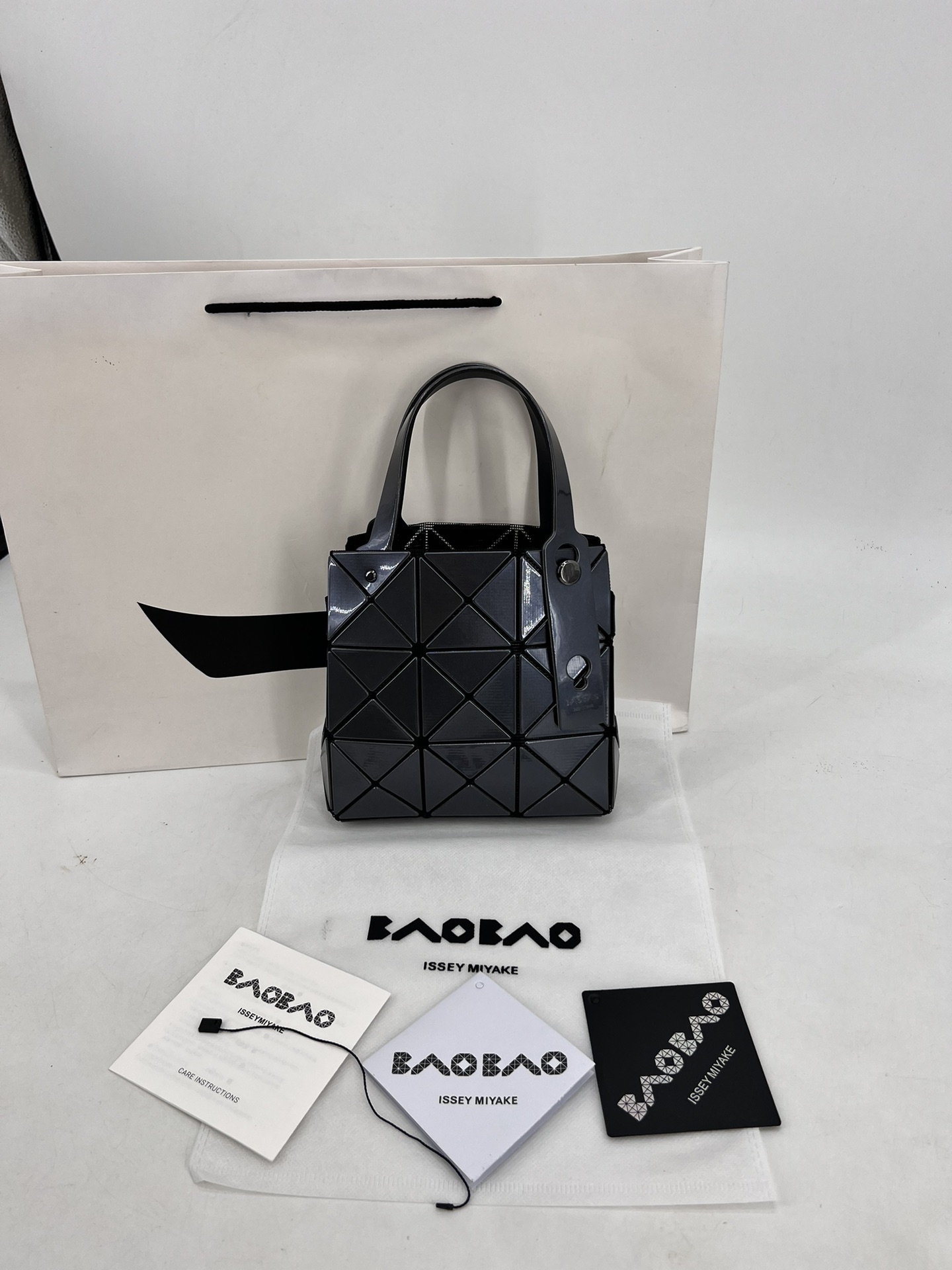 Issey Miyake ～三宅一生 9月新款钻石方盒包大小号 新系列CARAT让人想起宝石的雕刻切割