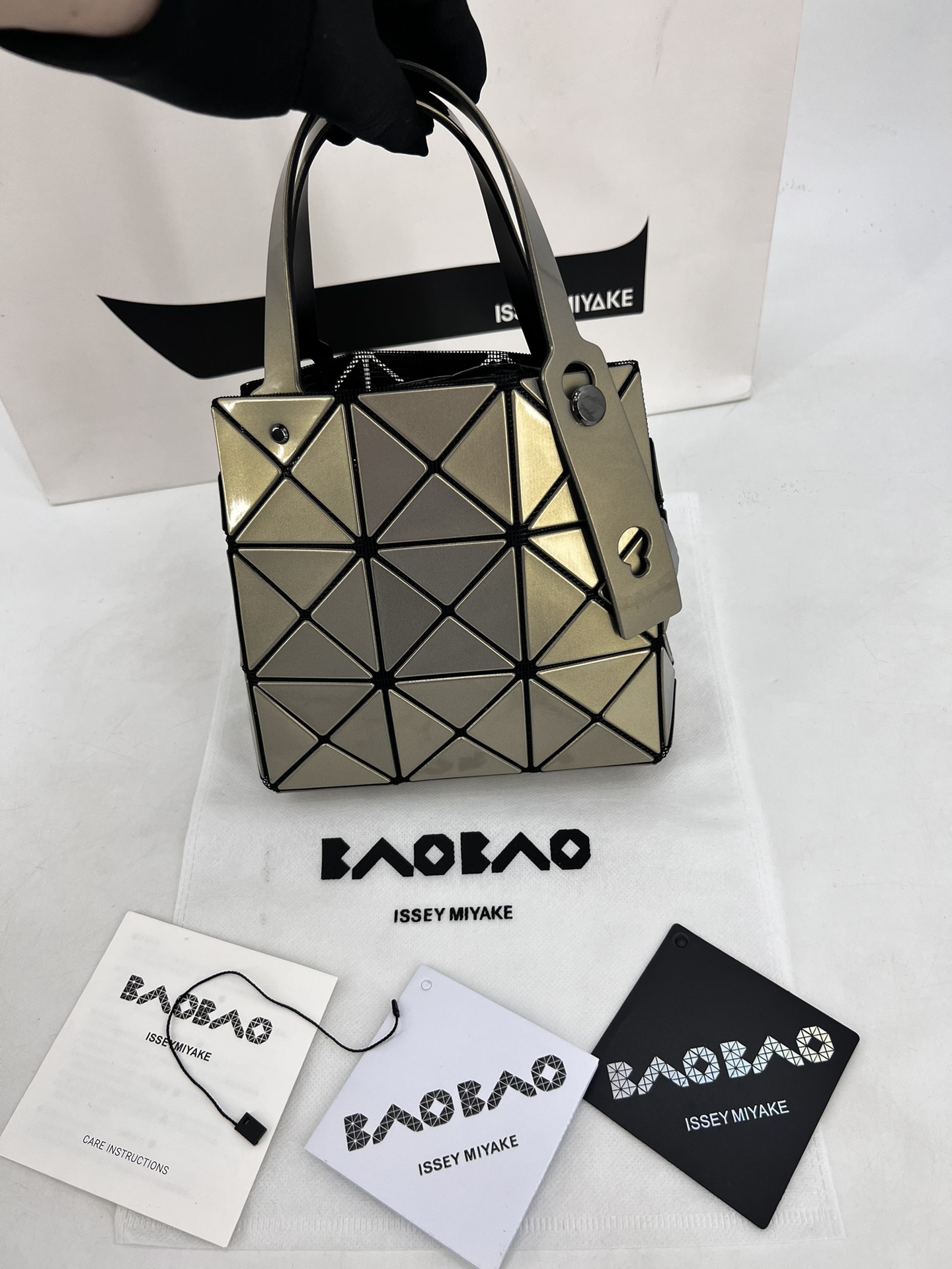 Issey Miyake ～三宅一生 9月新款钻石方盒包大小号 新系列CARAT让人想起宝石的雕刻切割