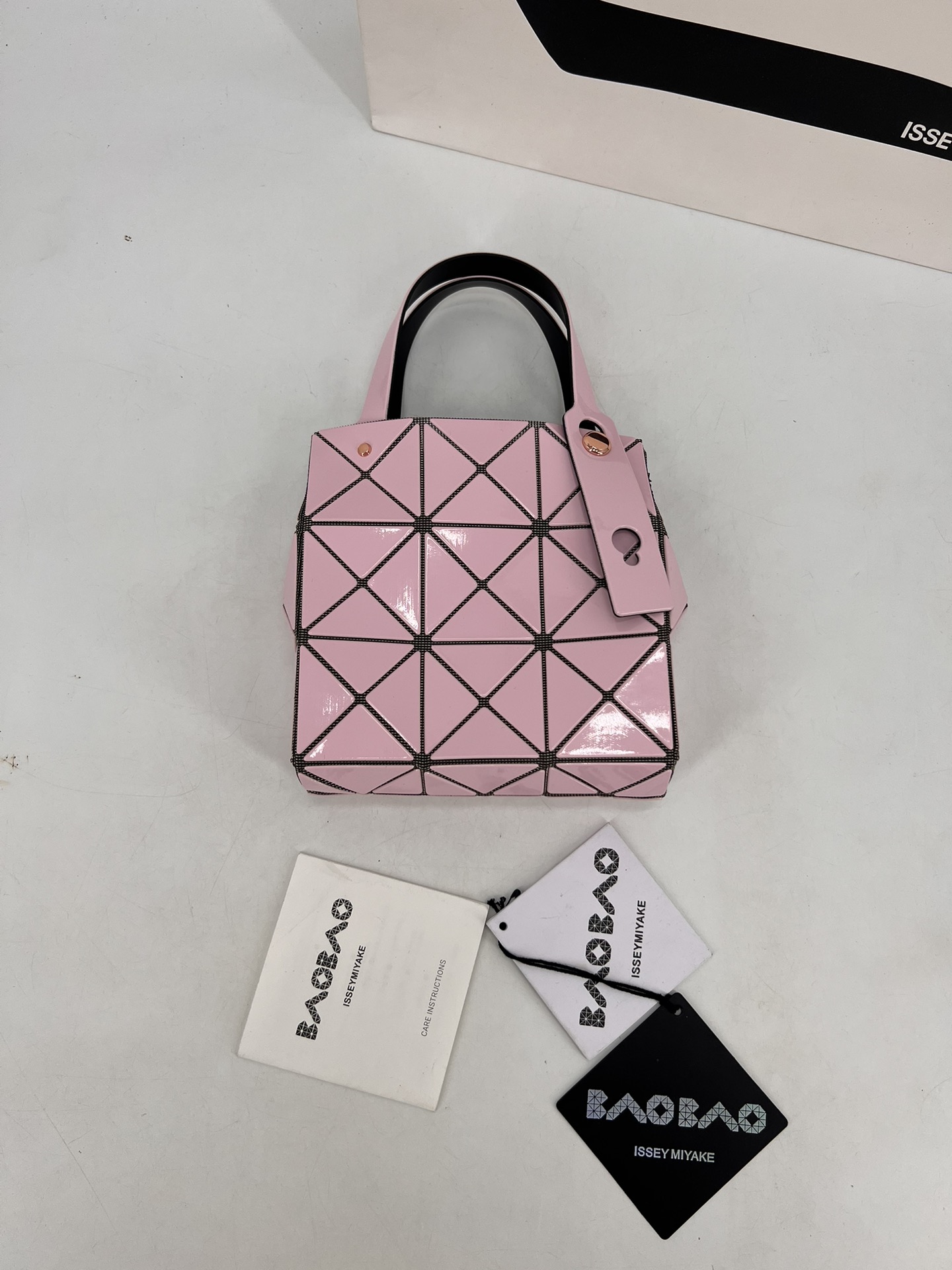 Issey Miyake ～三宅一生 9月新款钻石方盒包大小号 新系列CARAT让人想起宝石的雕刻切割