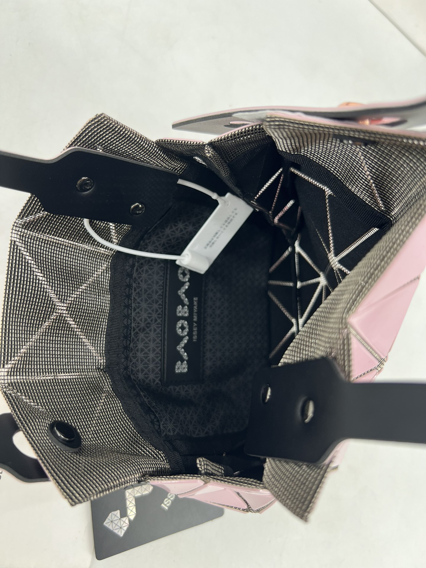 Issey Miyake ～三宅一生 9月新款钻石方盒包大小号 新系列CARAT让人想起宝石的雕刻切割