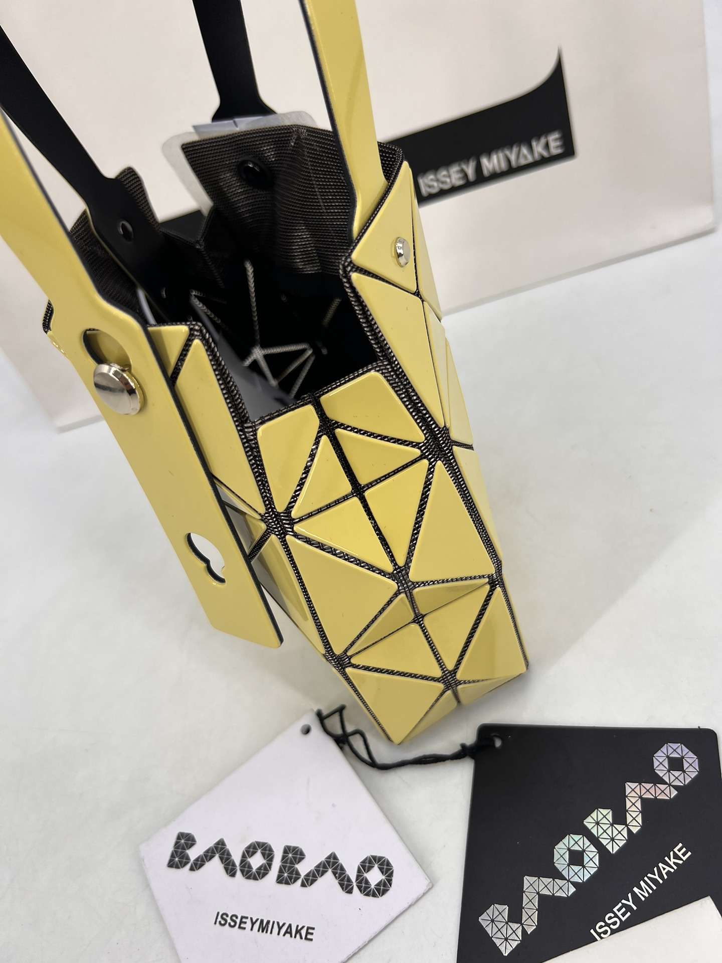 Issey Miyake ～三宅一生 9月新款钻石方盒包大小号 新系列CARAT让人想起宝石的雕刻切割