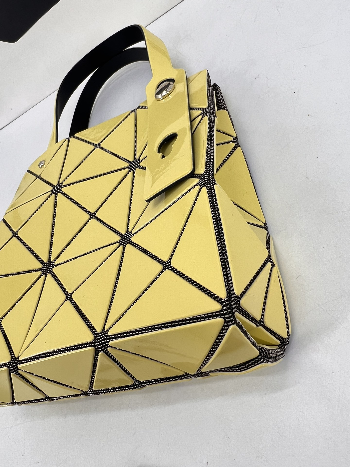 Issey Miyake ～三宅一生 9月新款钻石方盒包大小号 新系列CARAT让人想起宝石的雕刻切割
