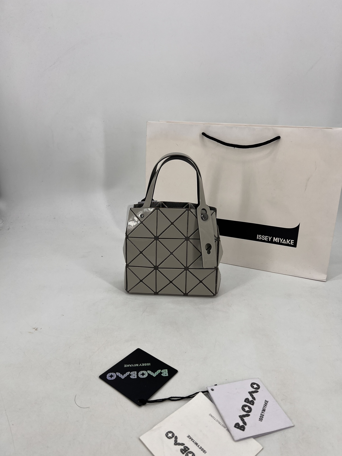 Issey Miyake ～三宅一生 9月新款钻石方盒包大小号 新系列CARAT让人想起宝石的雕刻切割