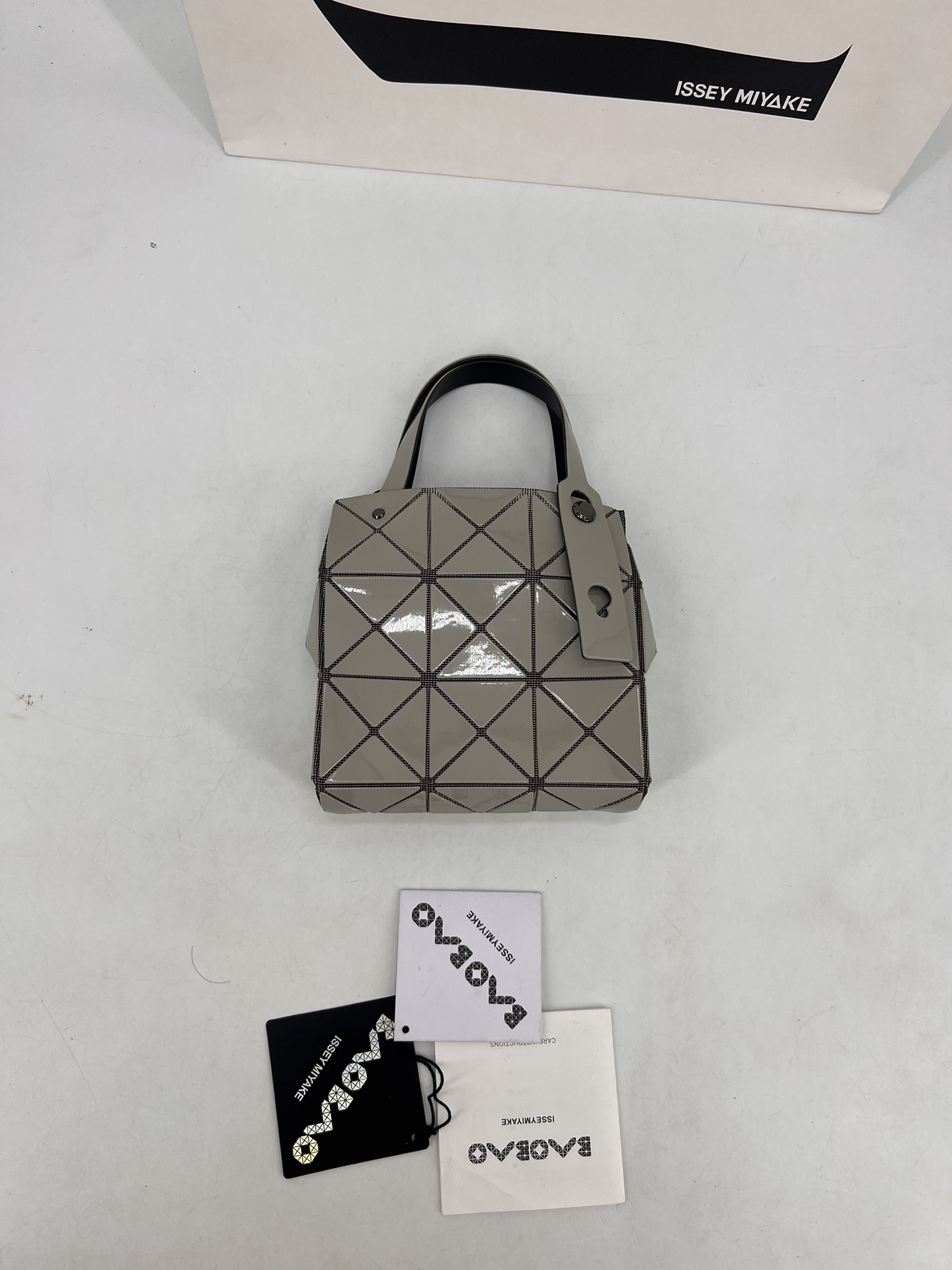 Issey Miyake ～三宅一生 9月新款钻石方盒包大小号 新系列CARAT让人想起宝石的雕刻切割