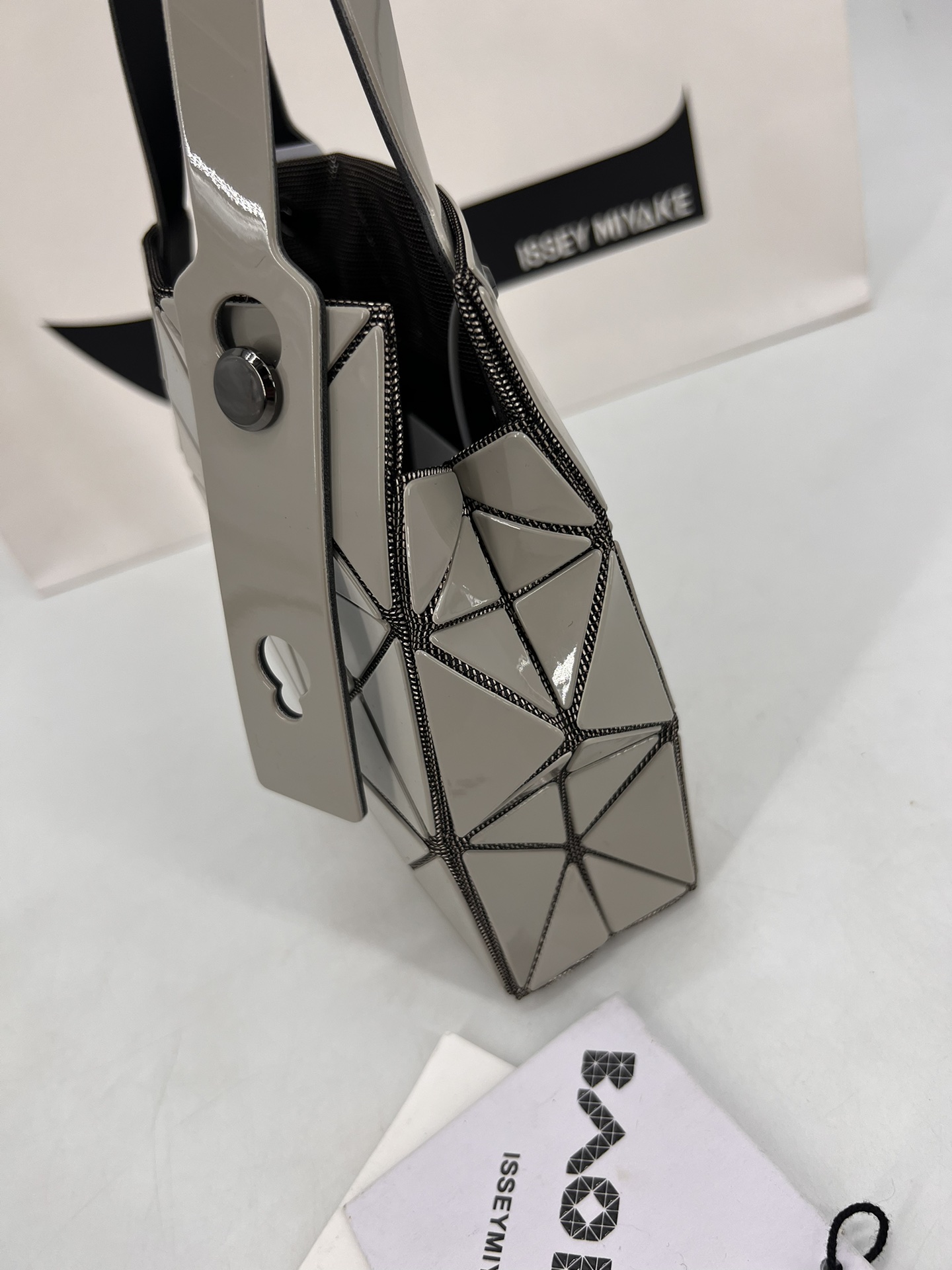 Issey Miyake ～三宅一生 9月新款钻石方盒包大小号 新系列CARAT让人想起宝石的雕刻切割