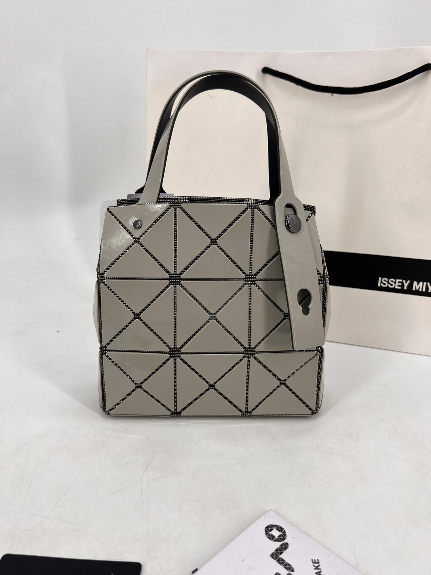 Issey Miyake ～三宅一生 9月新款钻石方盒包大小号 新系列CARAT让人想起宝石的雕刻切割