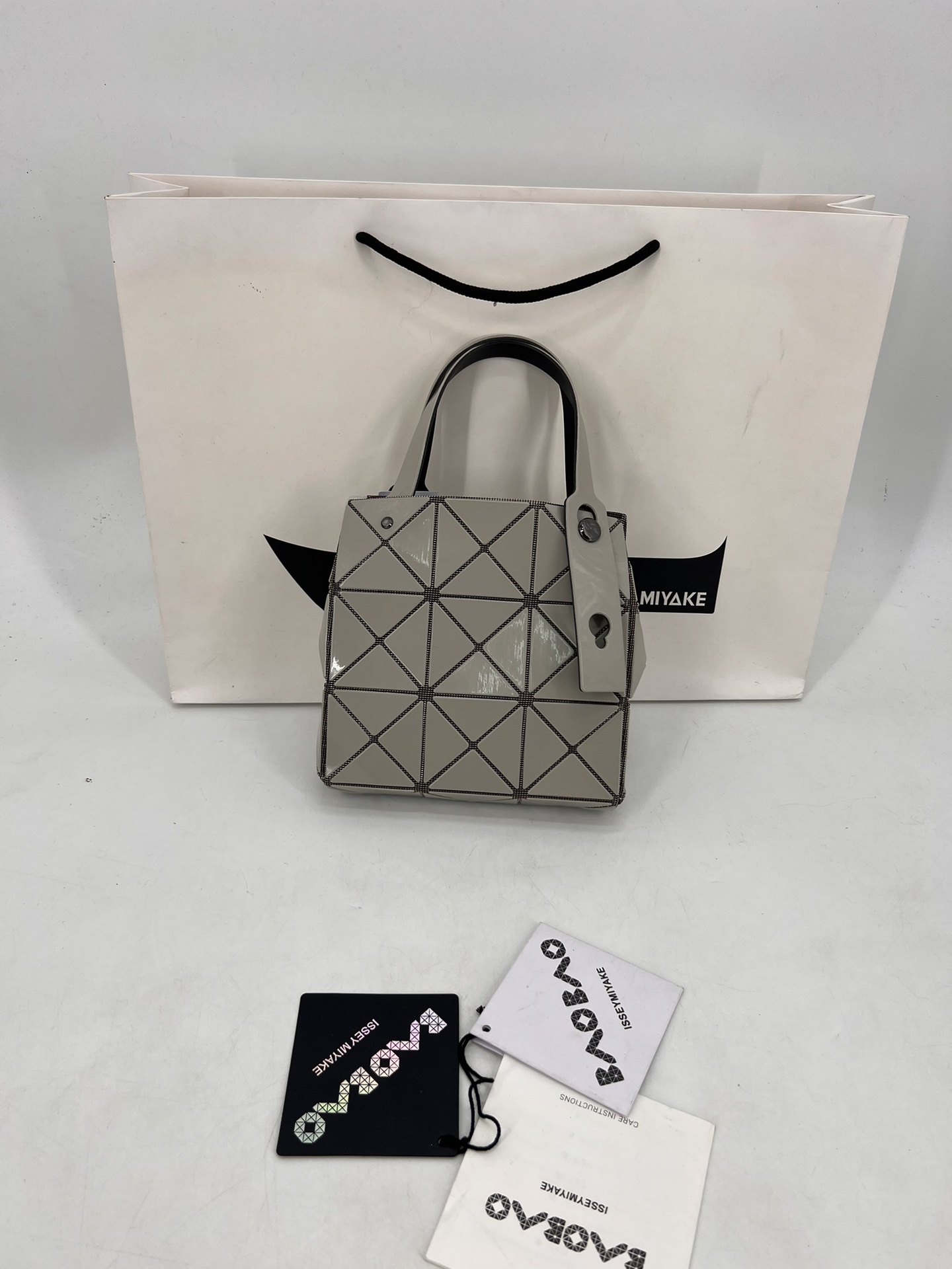 Issey Miyake ～三宅一生 9月新款钻石方盒包大小号 新系列CARAT让人想起宝石的雕刻切割