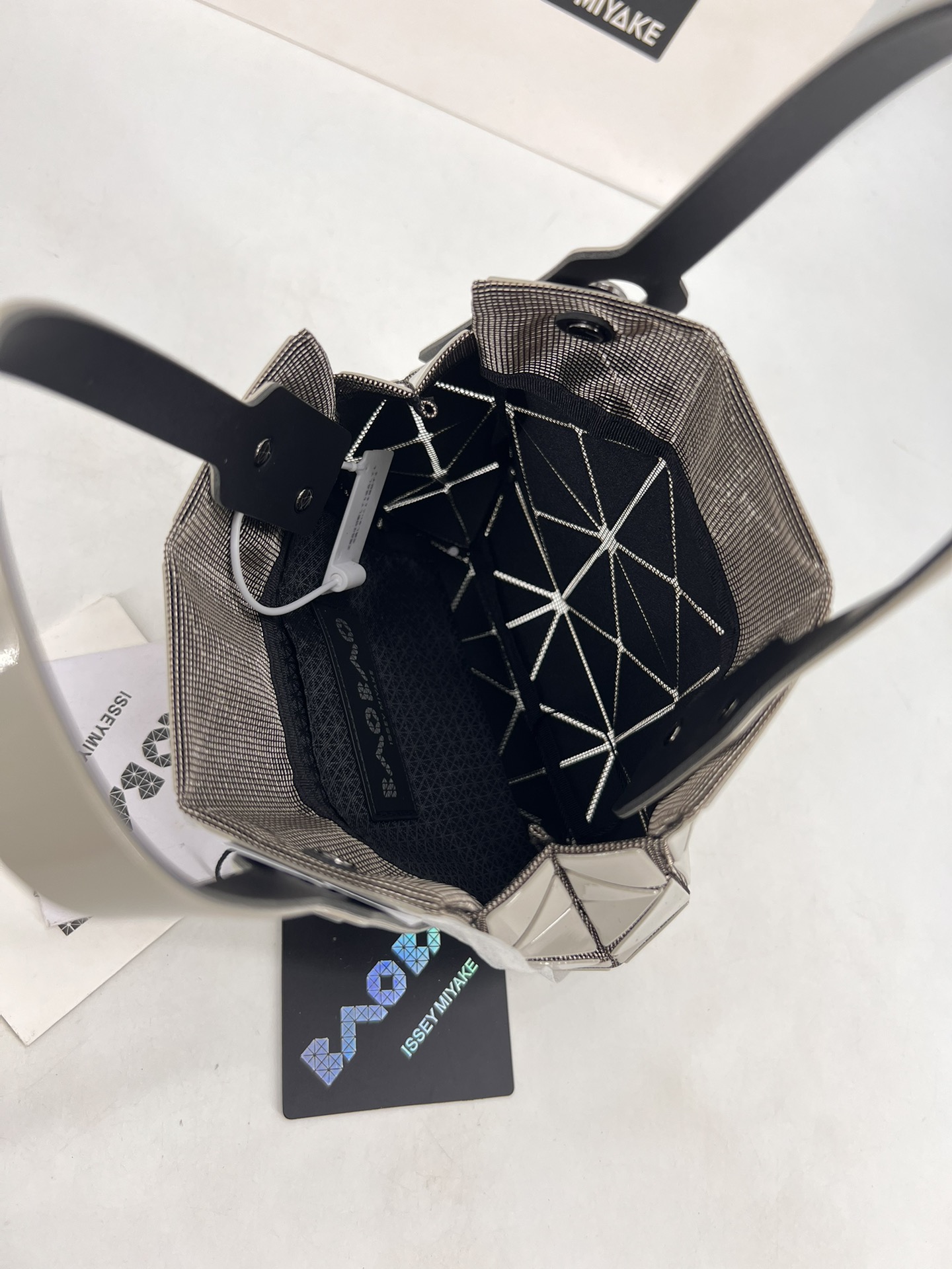 Issey Miyake ～三宅一生 9月新款钻石方盒包大小号 新系列CARAT让人想起宝石的雕刻切割