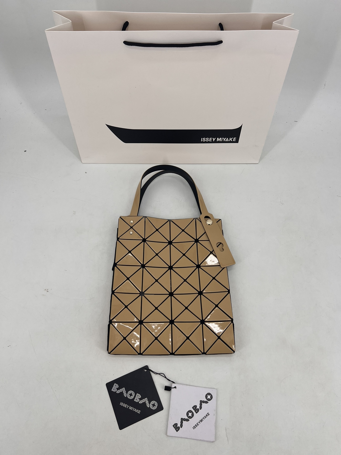 Issey Miyake ～三宅一生 9月新款钻石方盒包大小号 新系列CARAT让人想起宝石的雕刻切割