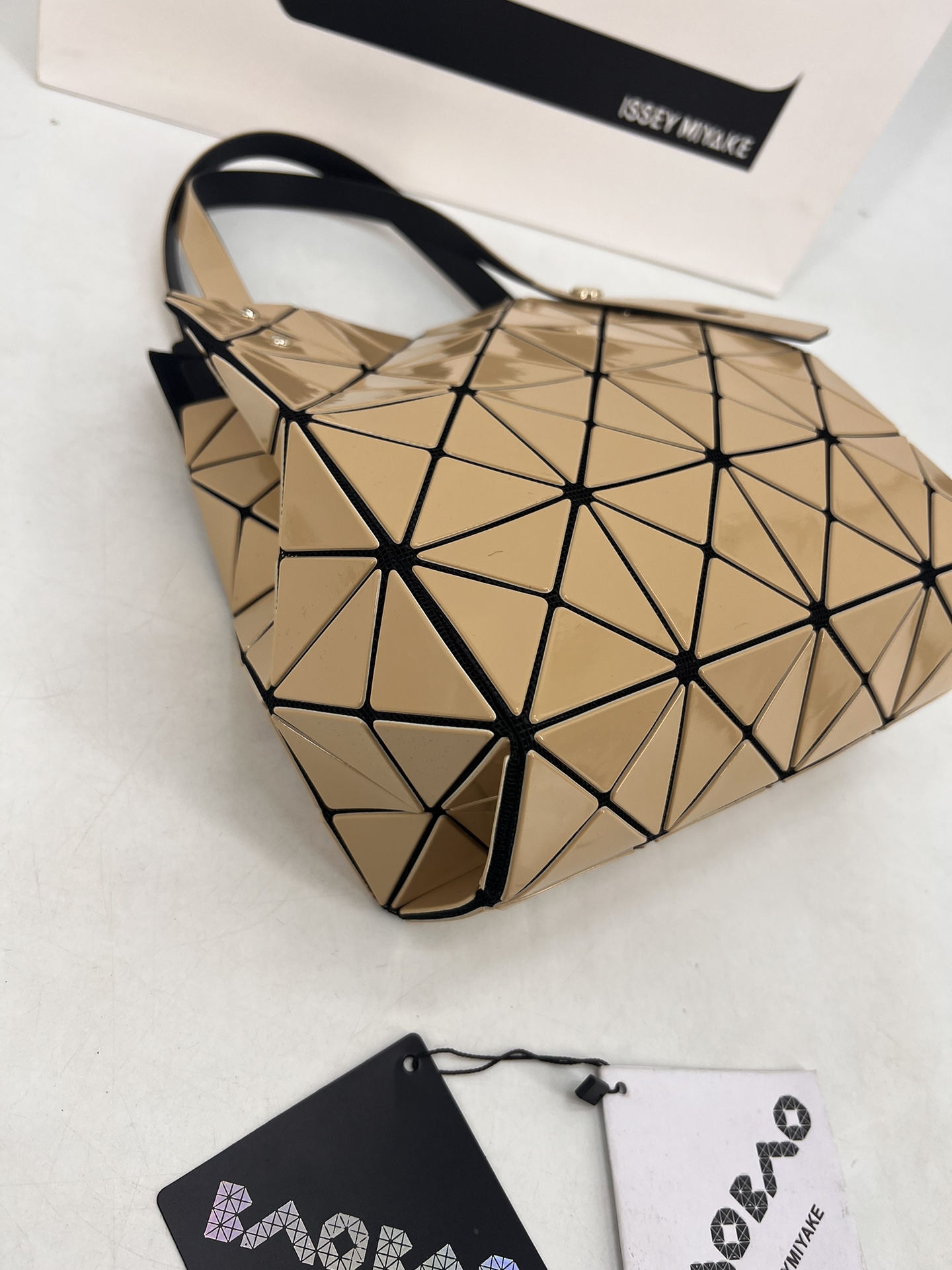Issey Miyake ～三宅一生 9月新款钻石方盒包大小号 新系列CARAT让人想起宝石的雕刻切割