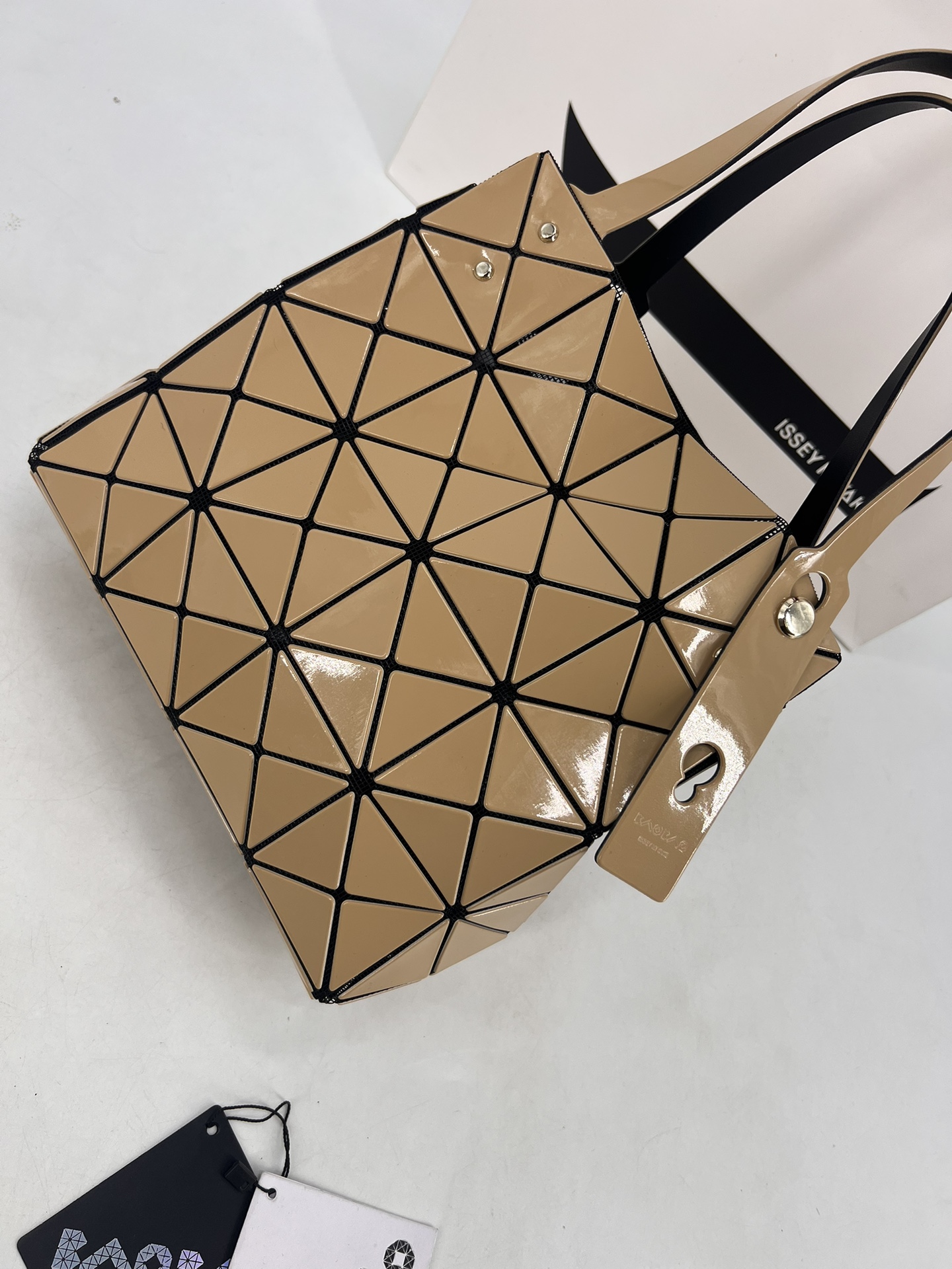 Issey Miyake ～三宅一生 9月新款钻石方盒包大小号 新系列CARAT让人想起宝石的雕刻切割