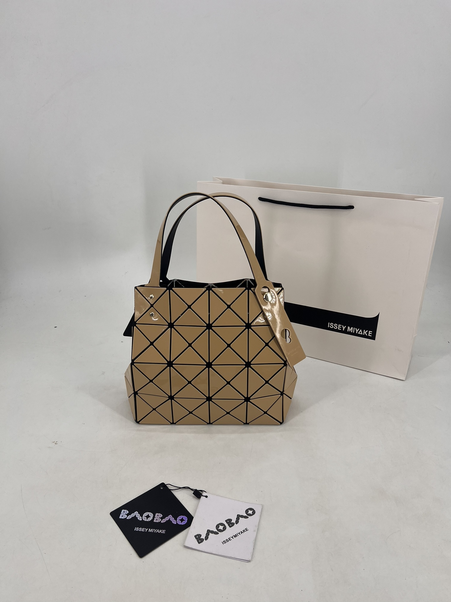 Issey Miyake ～三宅一生 9月新款钻石方盒包大小号 新系列CARAT让人想起宝石的雕刻切割