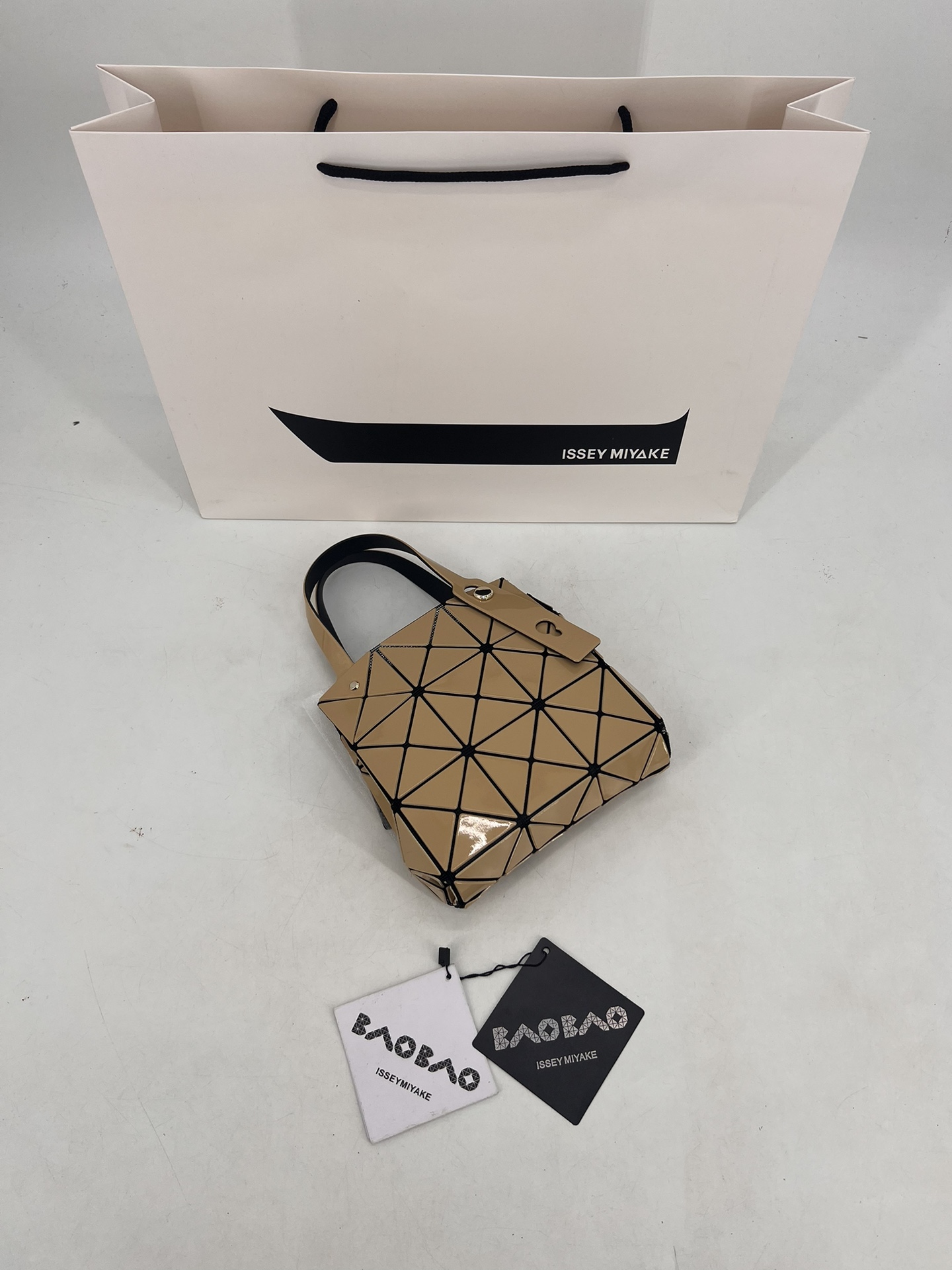 Issey Miyake ～三宅一生 9月新款钻石方盒包大小号 新系列CARAT让人想起宝石的雕刻切割