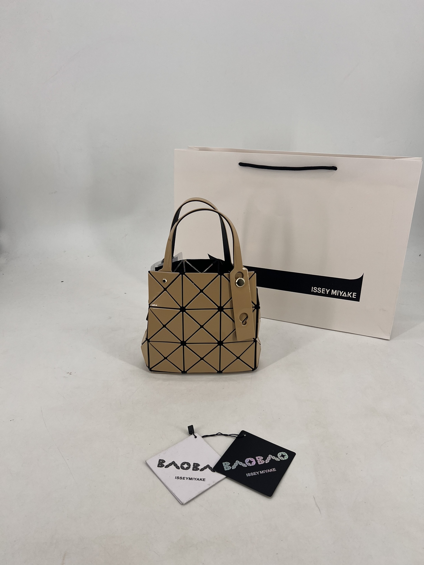 Issey Miyake ～三宅一生 9月新款钻石方盒包大小号 新系列CARAT让人想起宝石的雕刻切割