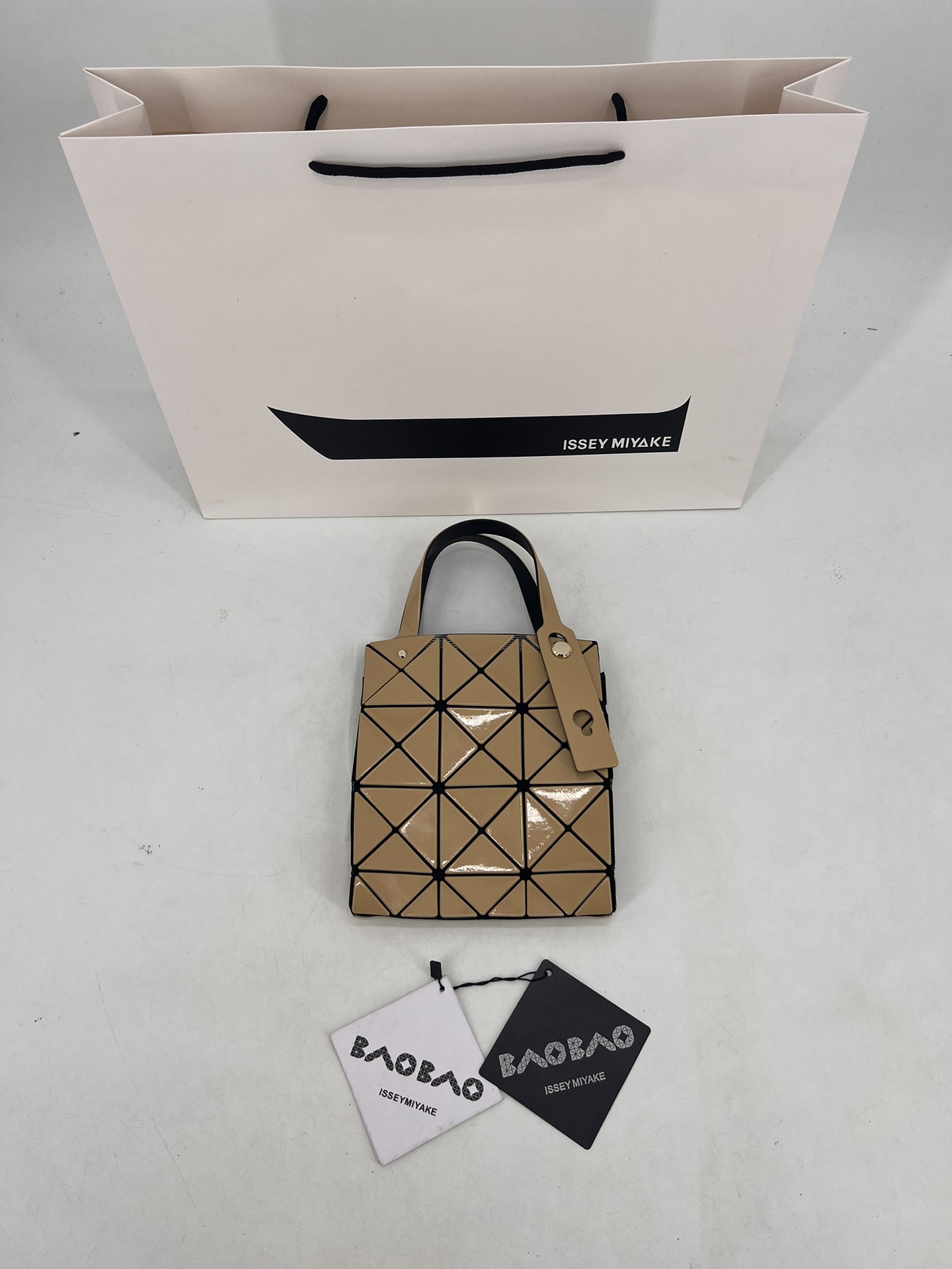 Issey Miyake ～三宅一生 9月新款钻石方盒包大小号 新系列CARAT让人想起宝石的雕刻切割