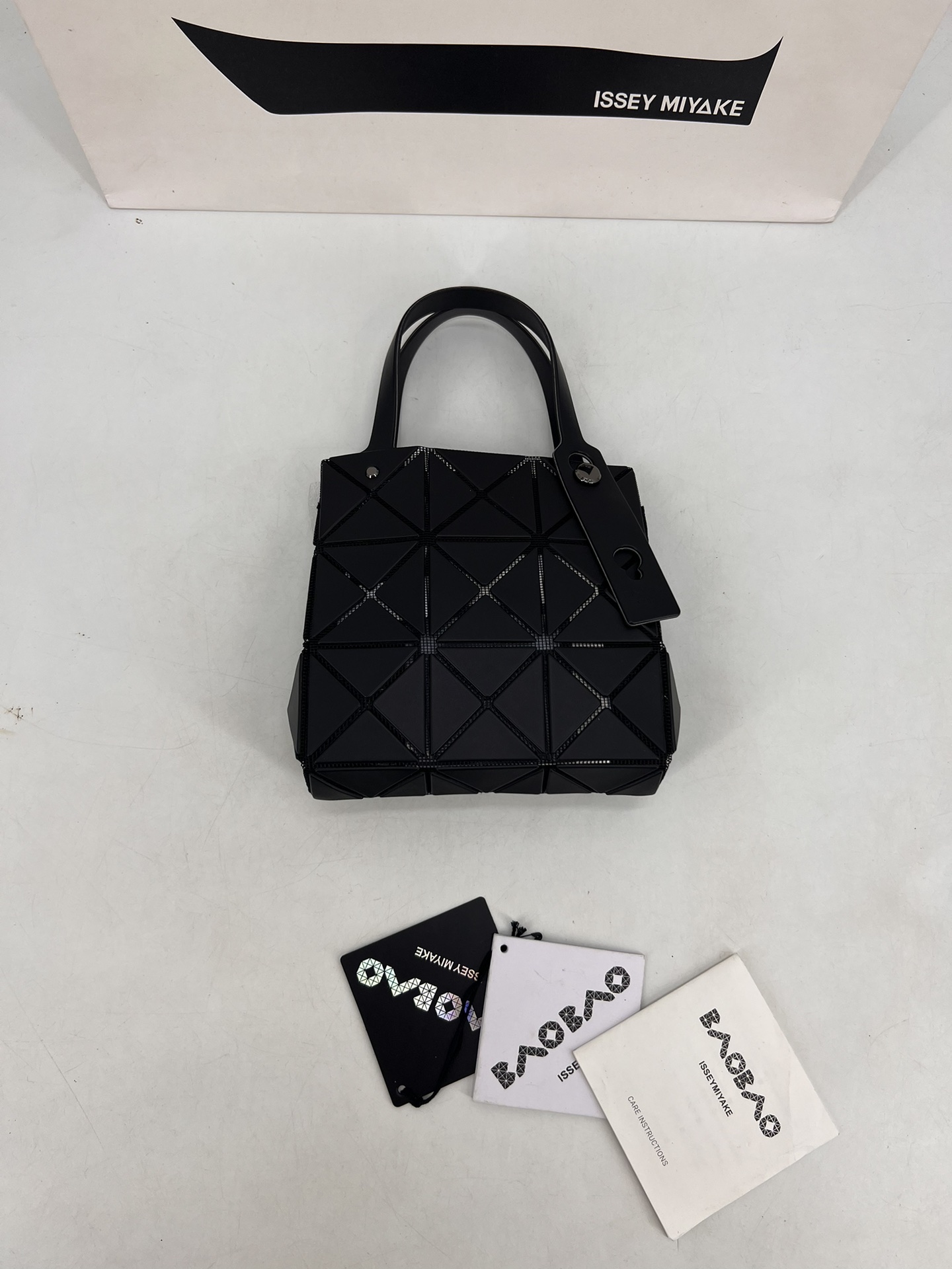 Issey Miyake ～三宅一生 9月新款钻石方盒包大小号 新系列CARAT让人想起宝石的雕刻切割
