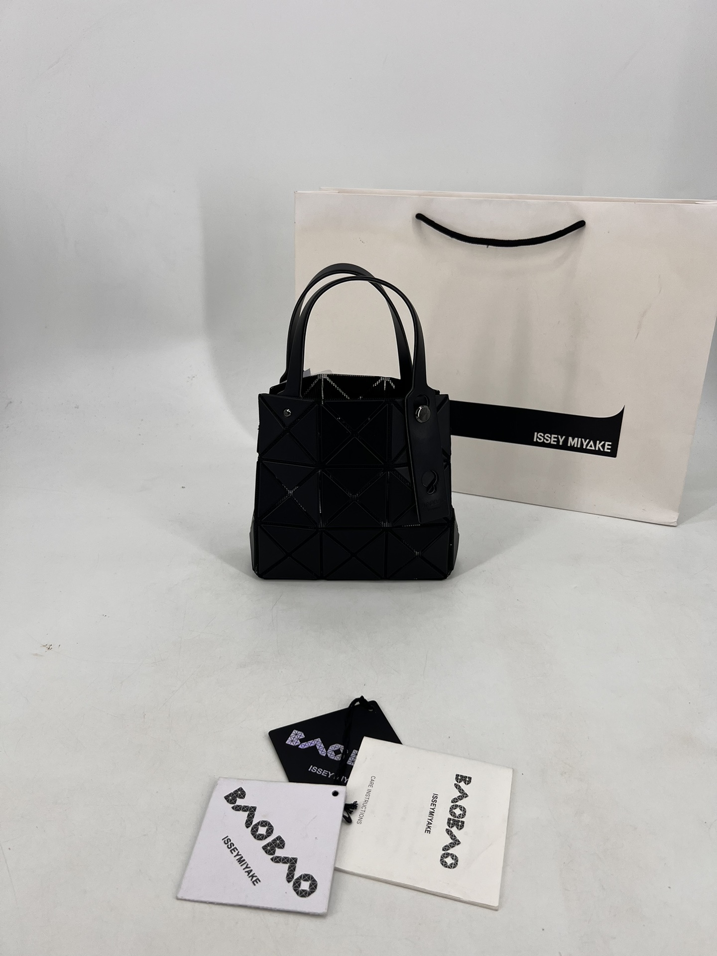 Issey Miyake ～三宅一生 9月新款钻石方盒包大小号 新系列CARAT让人想起宝石的雕刻切割