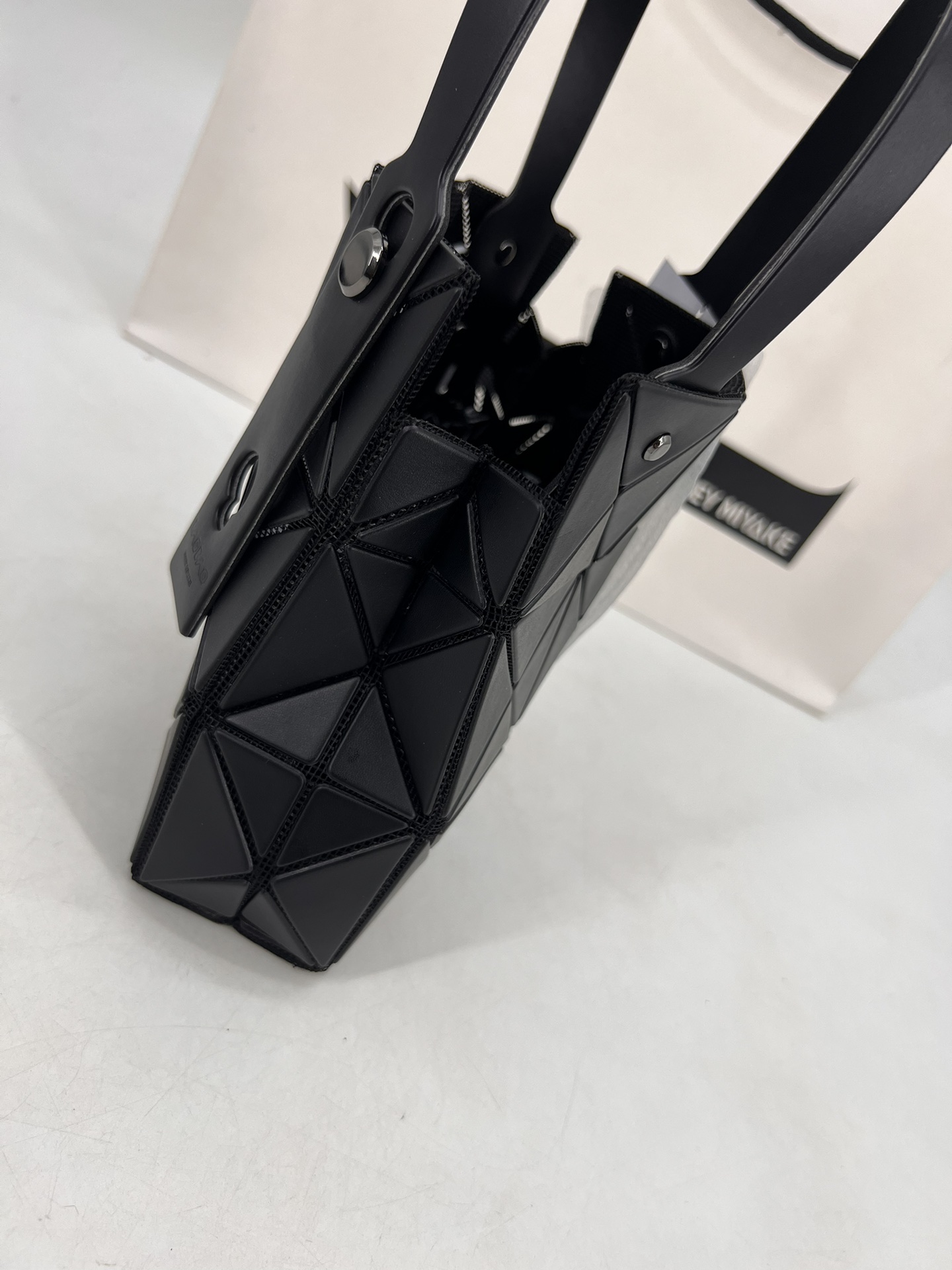 Issey Miyake ～三宅一生 9月新款钻石方盒包大小号 新系列CARAT让人想起宝石的雕刻切割