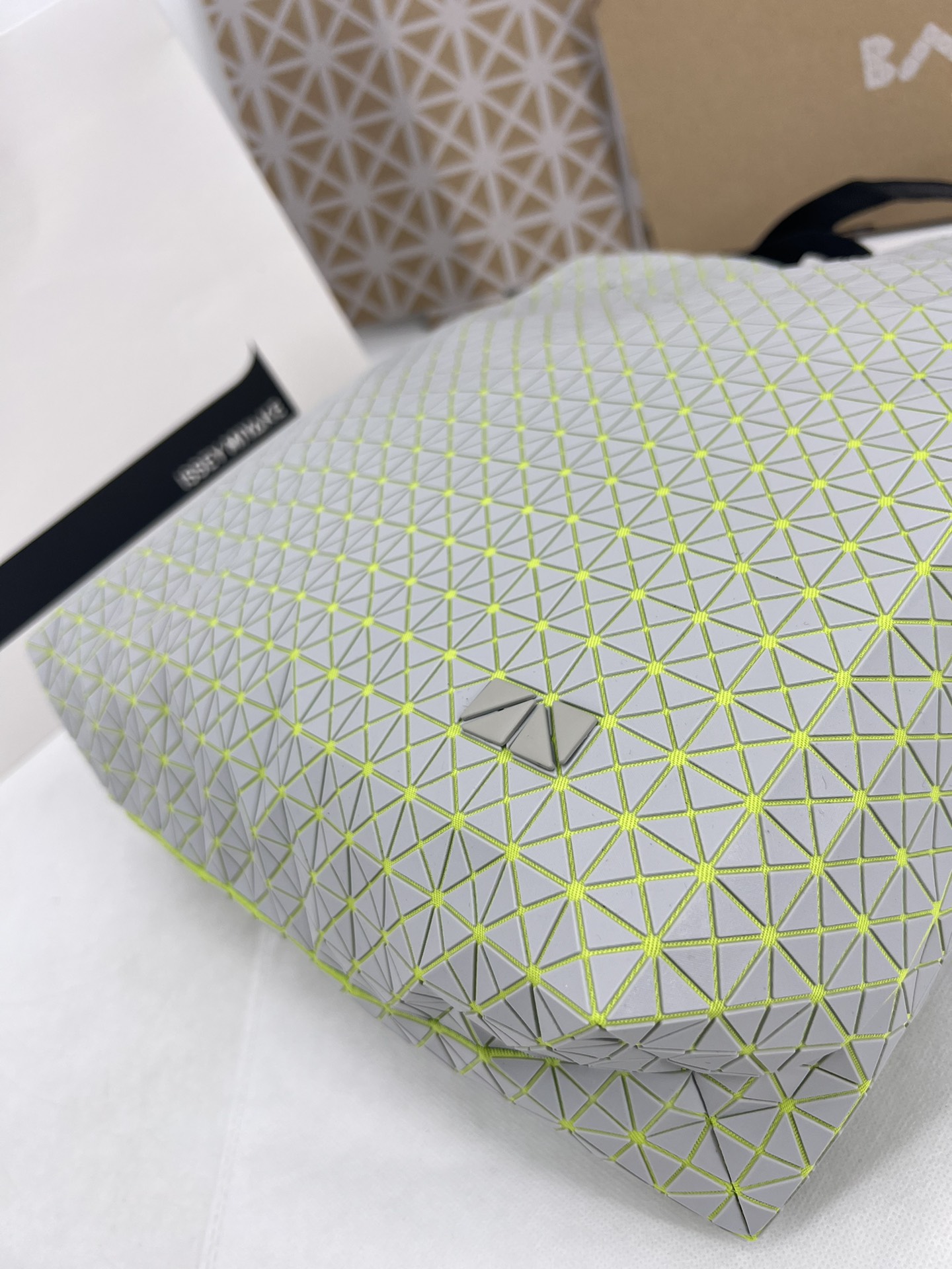 Issey Miyake ～三宅一生 新款硅胶卡丁系列 托特包ONE-TONE 系列以灰色为统一 包括三角件、面料和金属配件