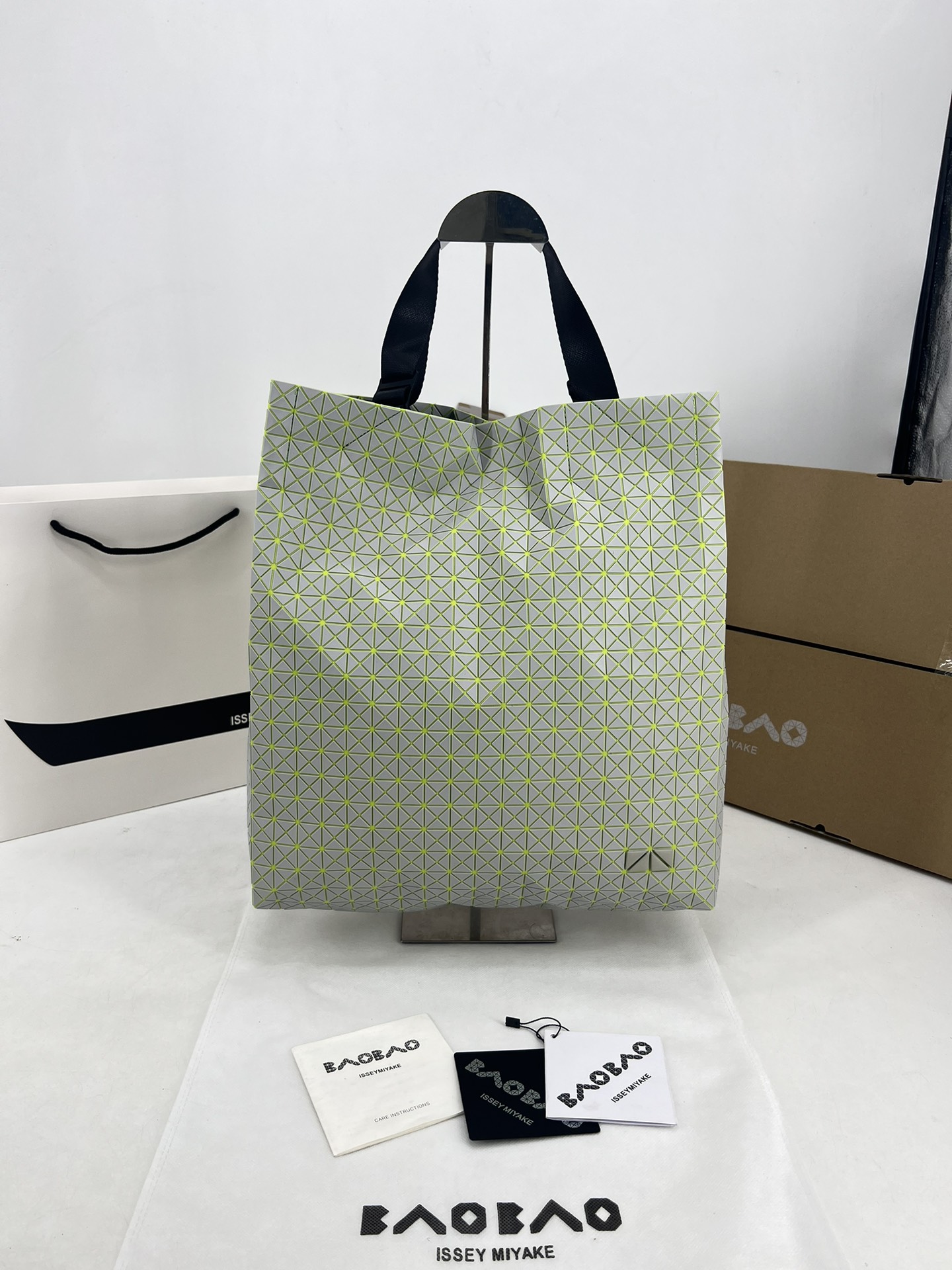 Issey Miyake ～三宅一生 新款硅胶卡丁系列 托特包ONE-TONE 系列以灰色为统一 包括三角件、面料和金属配件