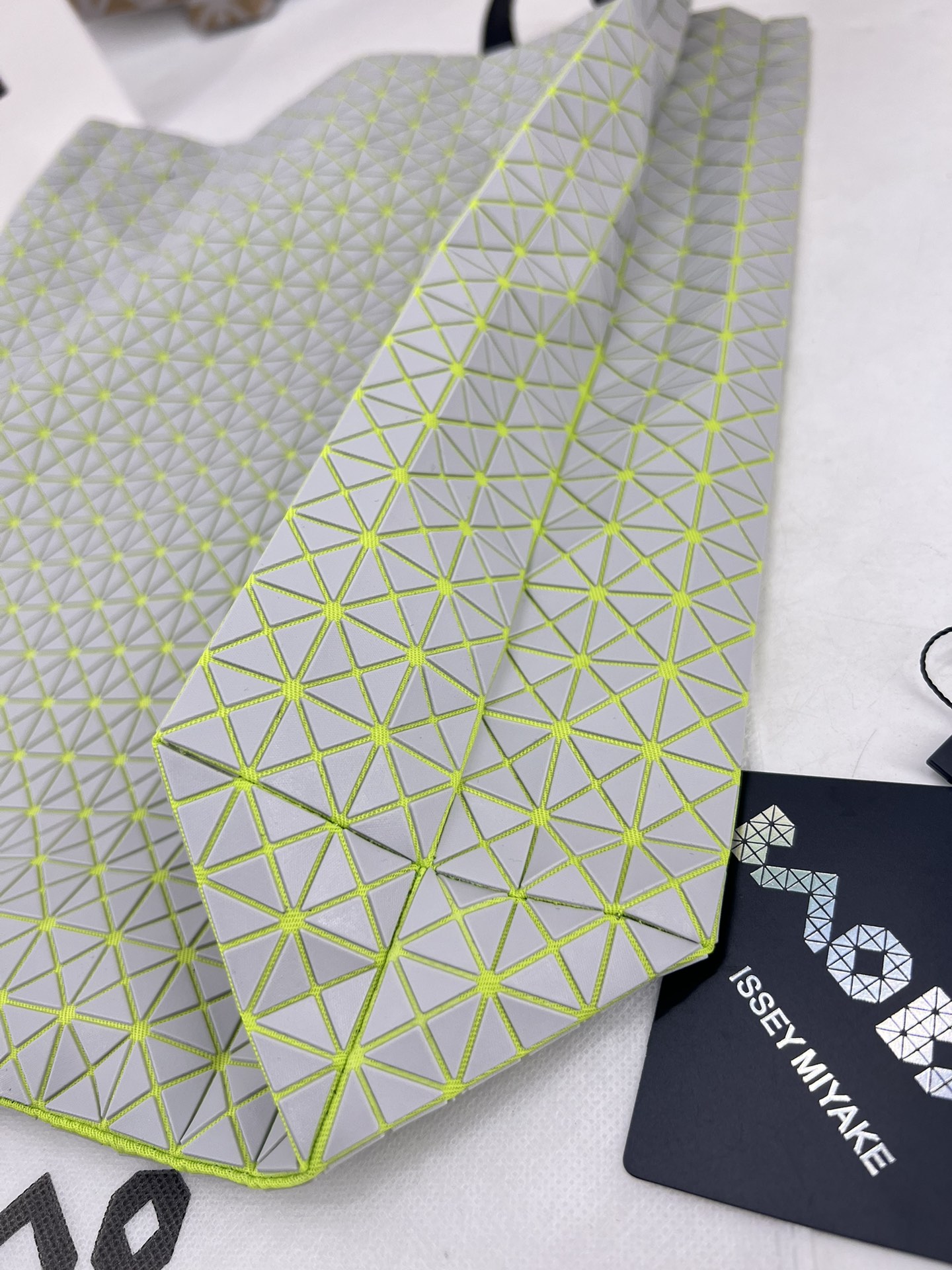 Issey Miyake ～三宅一生 新款硅胶卡丁系列 托特包ONE-TONE 系列以灰色为统一 包括三角件、面料和金属配件