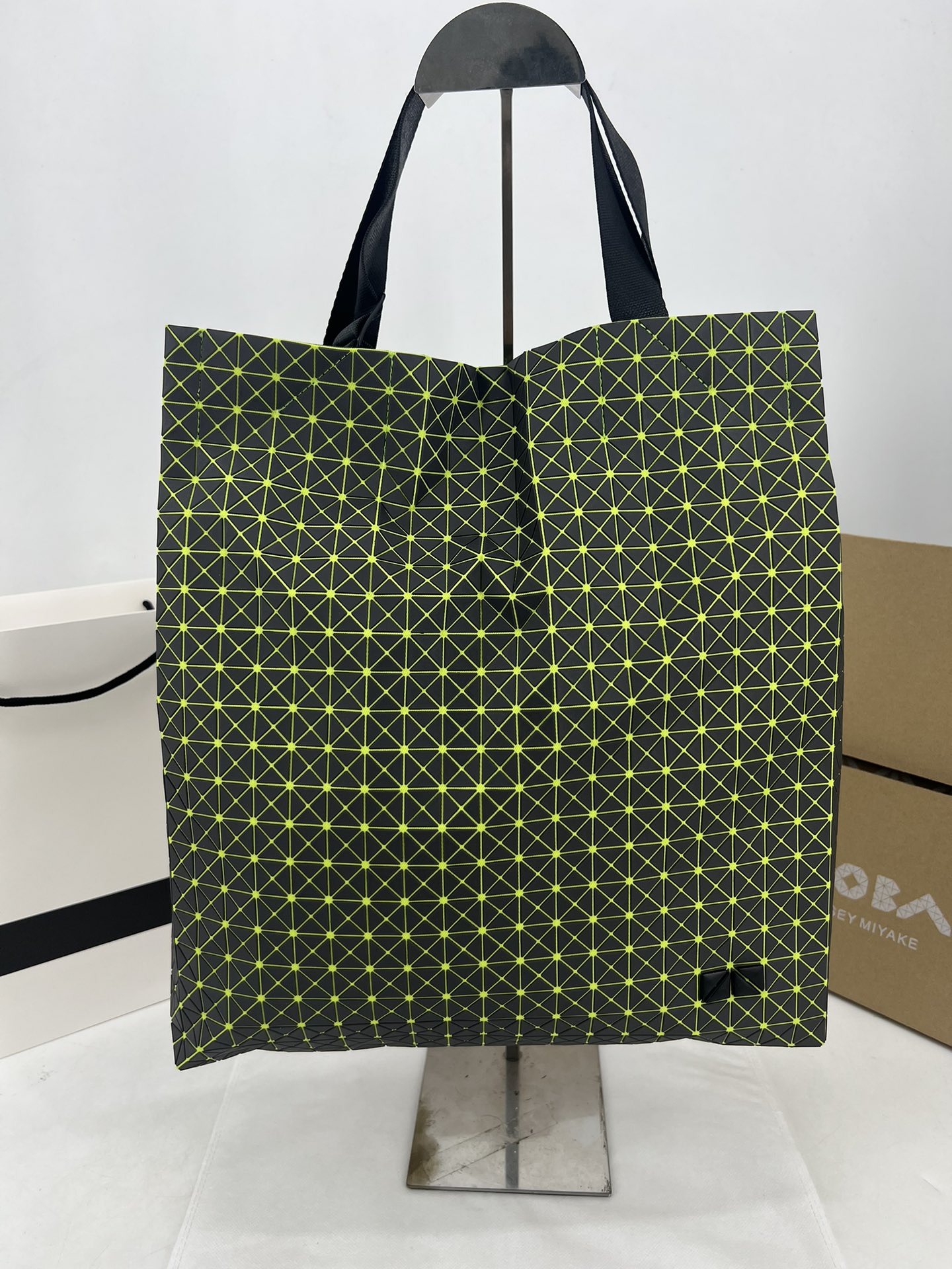 Issey Miyake ～三宅一生 新款硅胶卡丁系列 托特包ONE-TONE 系列以灰色为统一 包括三角件、面料和金属配件
