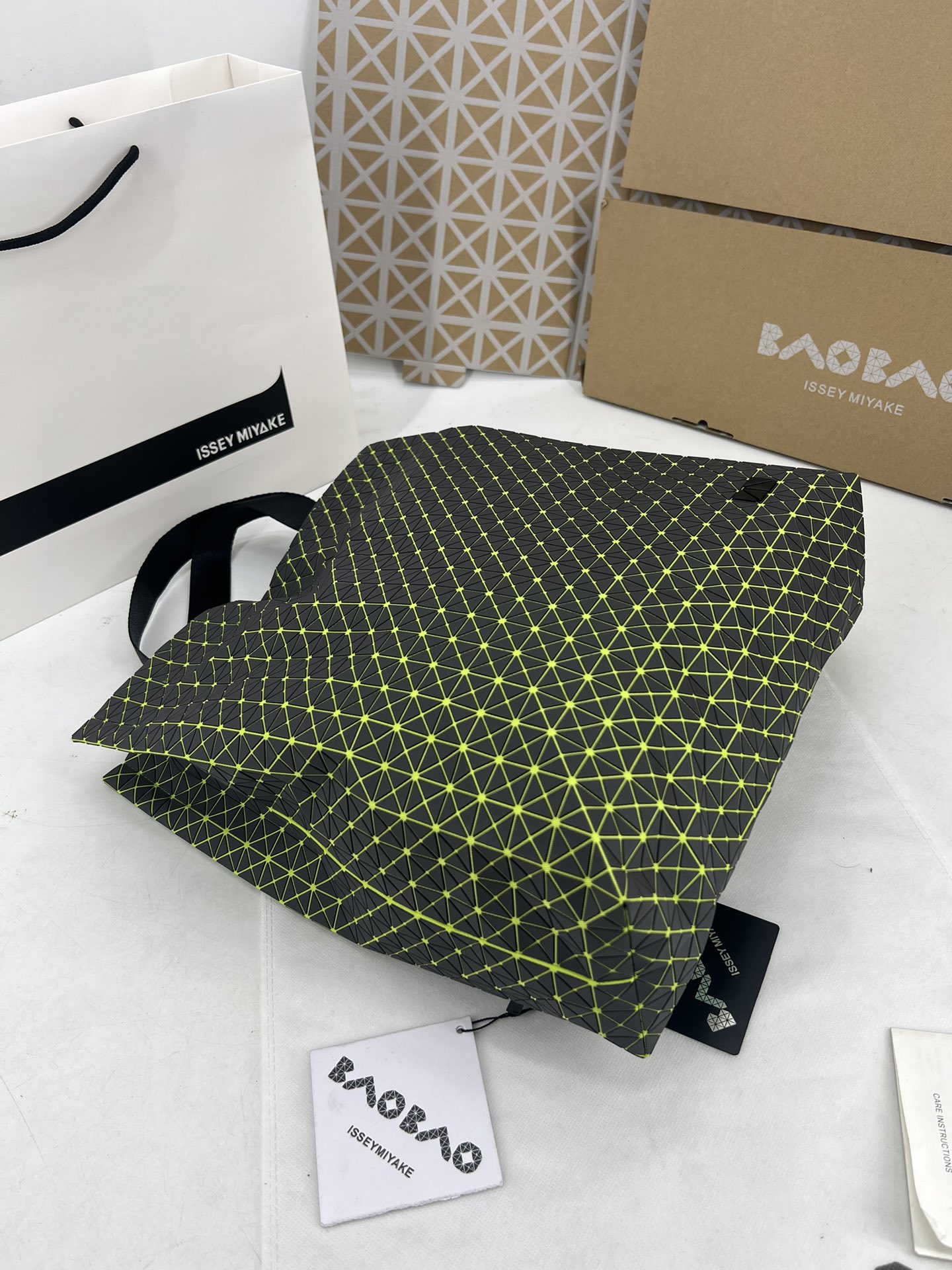 Issey Miyake ～三宅一生 新款硅胶卡丁系列 托特包ONE-TONE 系列以灰色为统一 包括三角件、面料和金属配件