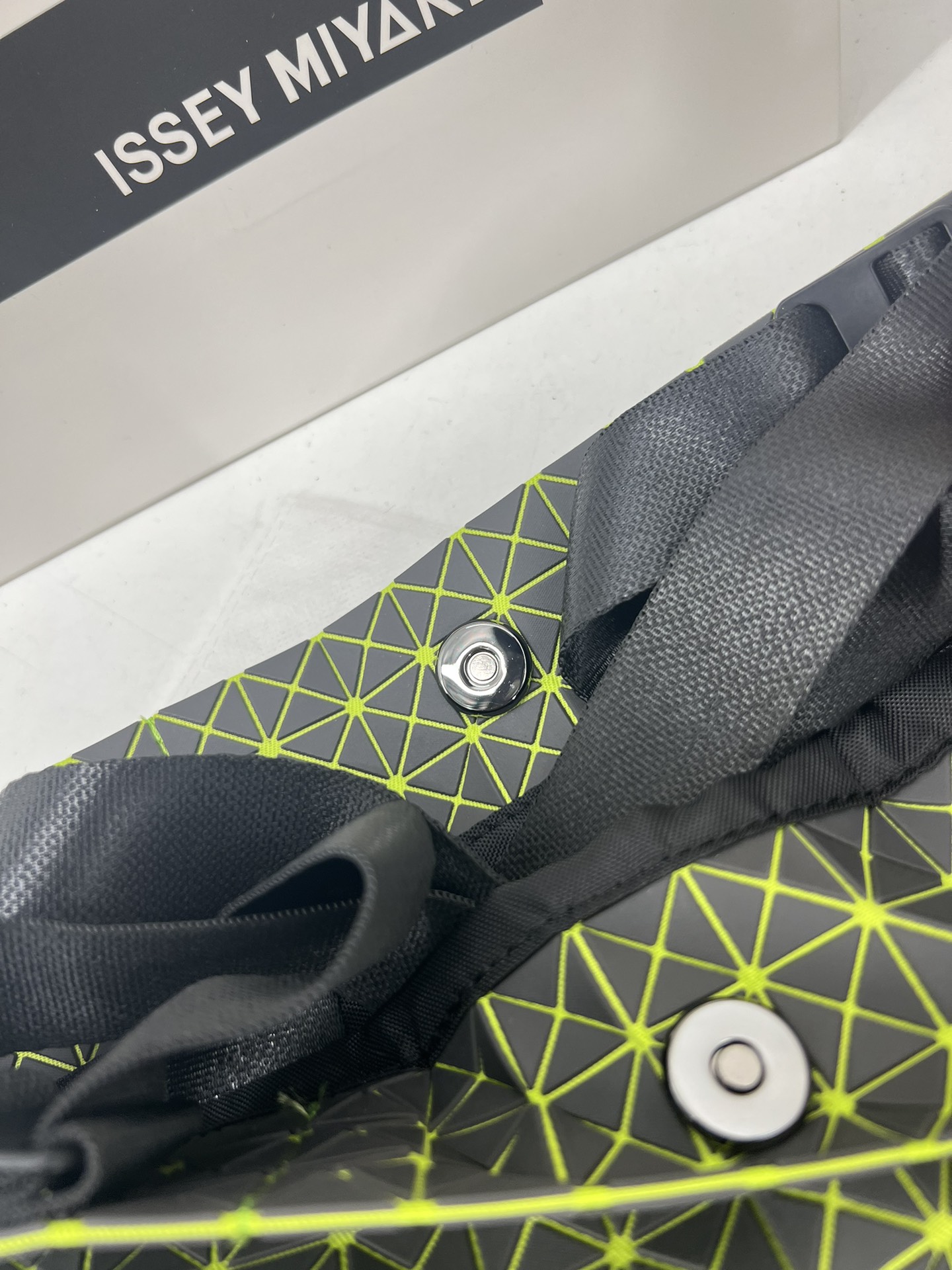 Issey Miyake ～三宅一生 新款硅胶卡丁系列 托特包ONE-TONE 系列以灰色为统一 包括三角件、面料和金属配件