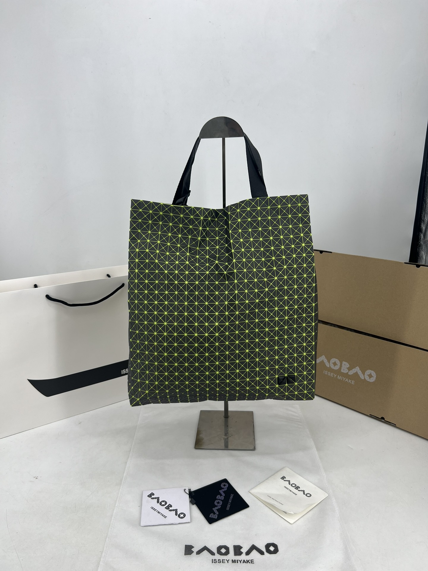 Issey Miyake ～三宅一生 新款硅胶卡丁系列 托特包ONE-TONE 系列以灰色为统一 包括三角件、面料和金属配件