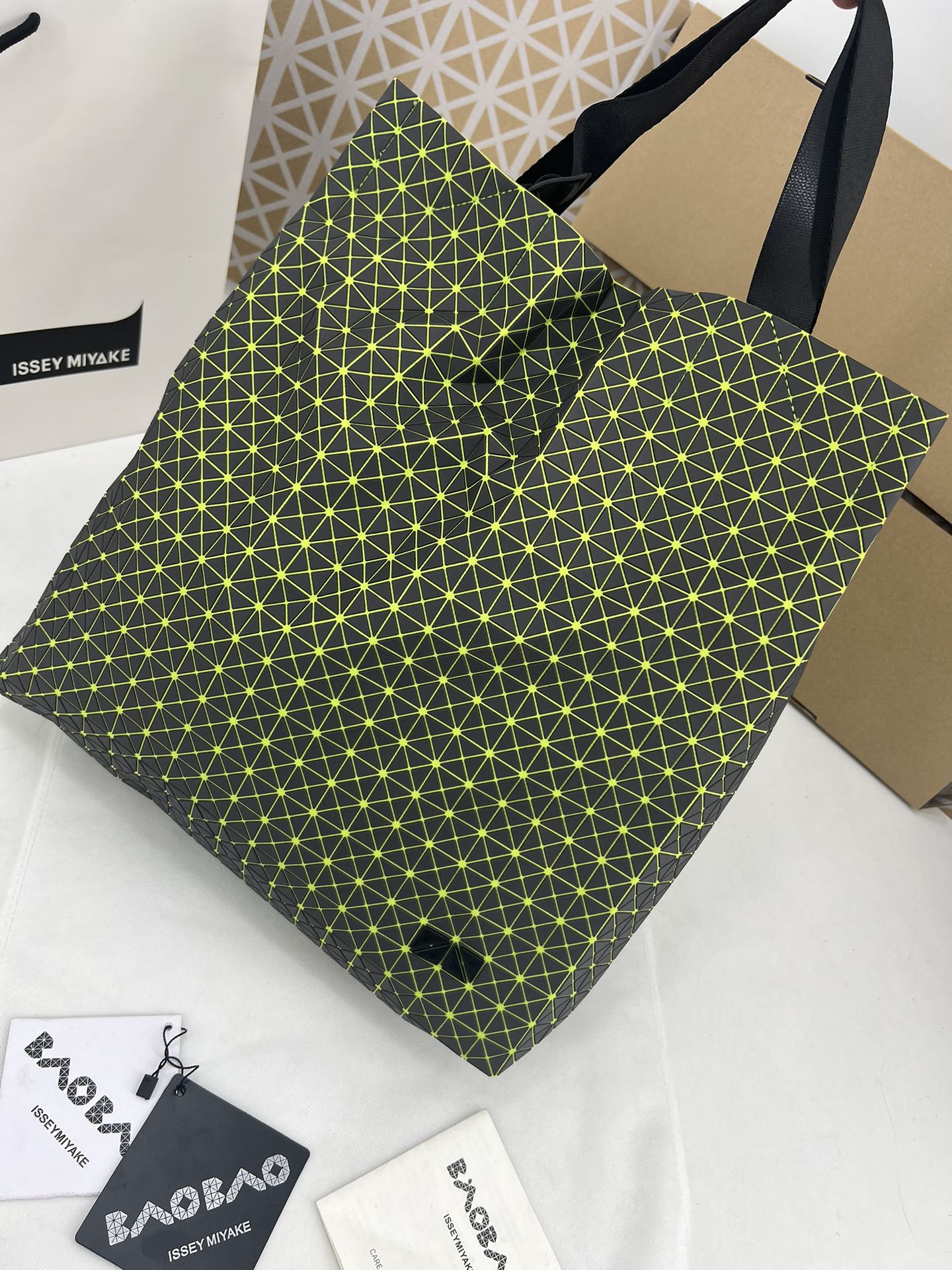 Issey Miyake ～三宅一生 新款硅胶卡丁系列 托特包ONE-TONE 系列以灰色为统一 包括三角件、面料和金属配件