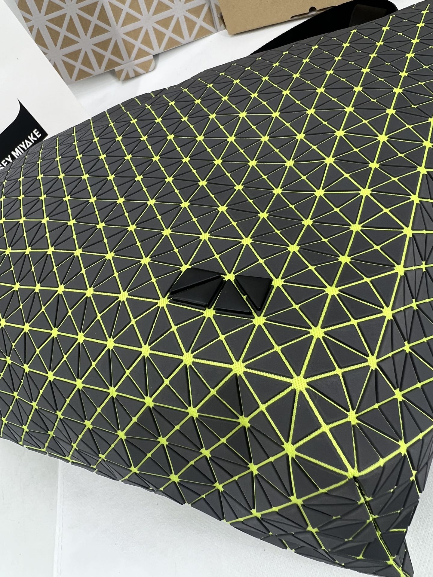 Issey Miyake ～三宅一生 新款硅胶卡丁系列 托特包ONE-TONE 系列以灰色为统一 包括三角件、面料和金属配件