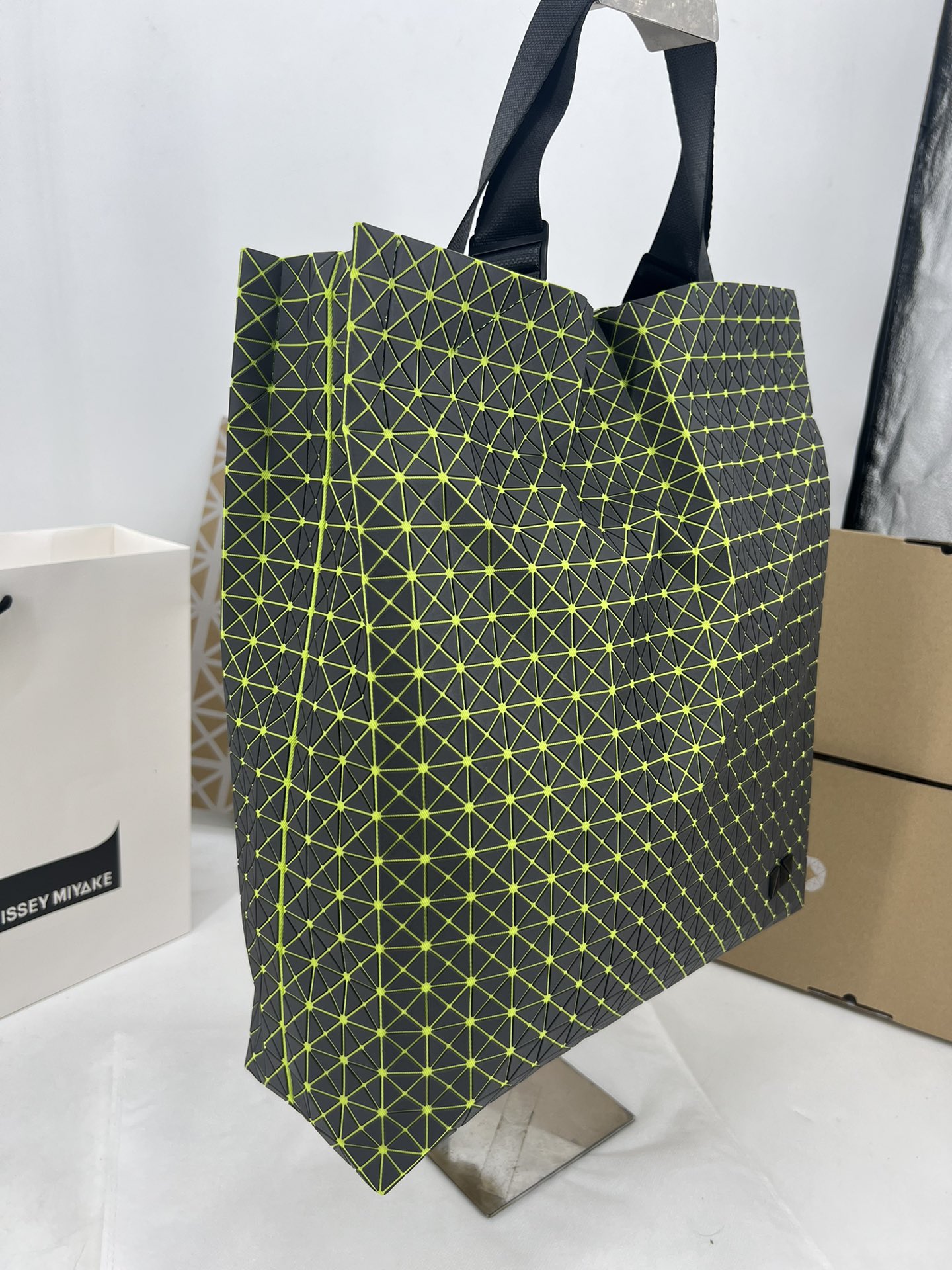 Issey Miyake ～三宅一生 新款硅胶卡丁系列 托特包ONE-TONE 系列以灰色为统一 包括三角件、面料和金属配件