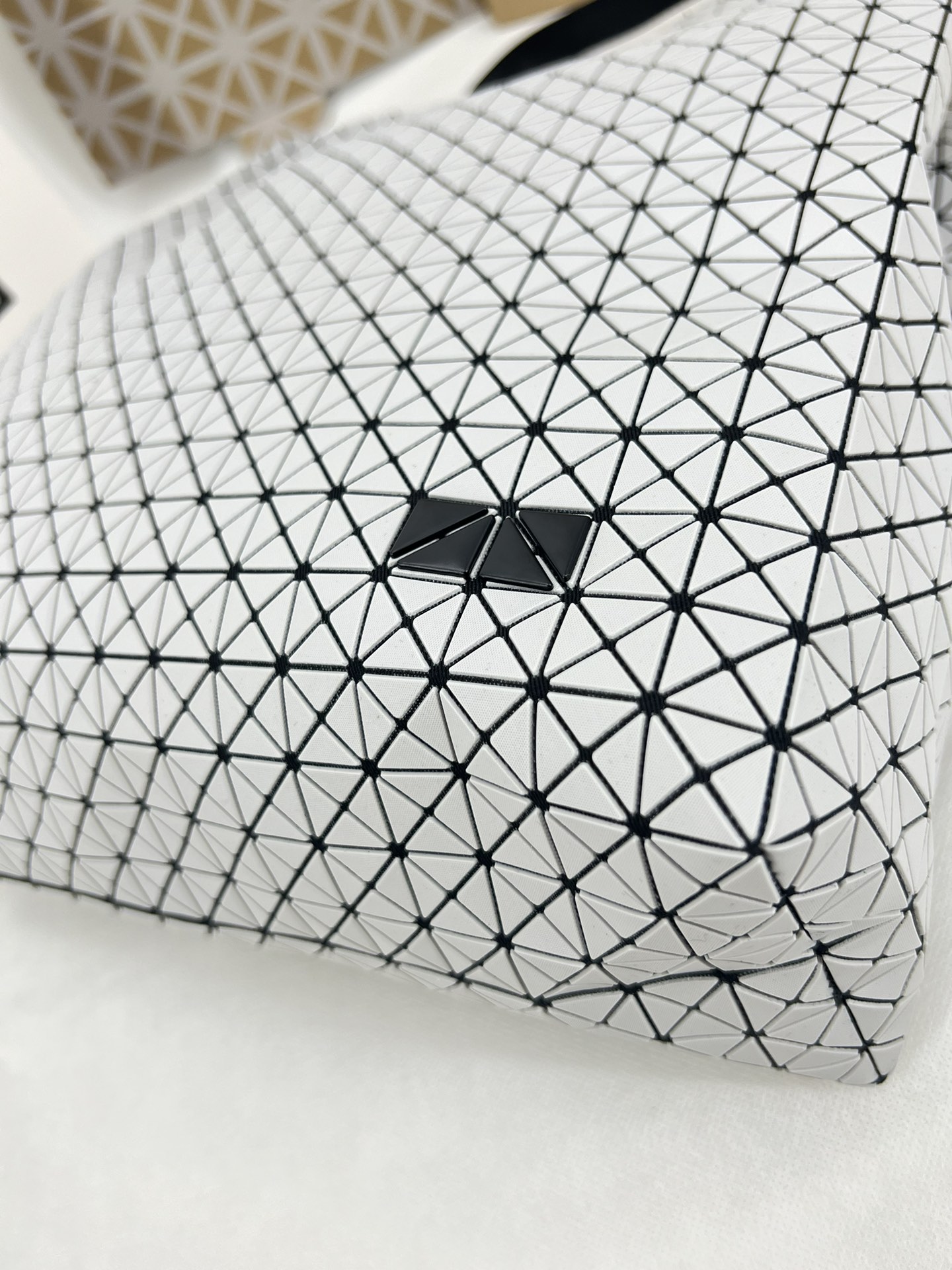 Issey Miyake ～三宅一生 新款硅胶卡丁系列 托特包ONE-TONE 系列以灰色为统一 包括三角件、面料和金属配件